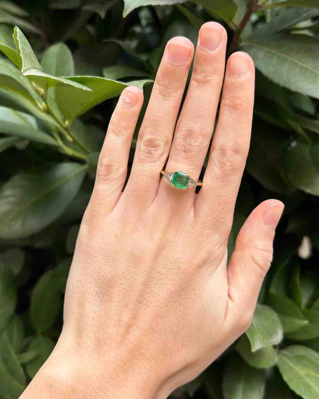 Anillo "Jailys" de trilogía de esmeraldas y diamantes de 1,80 quilates