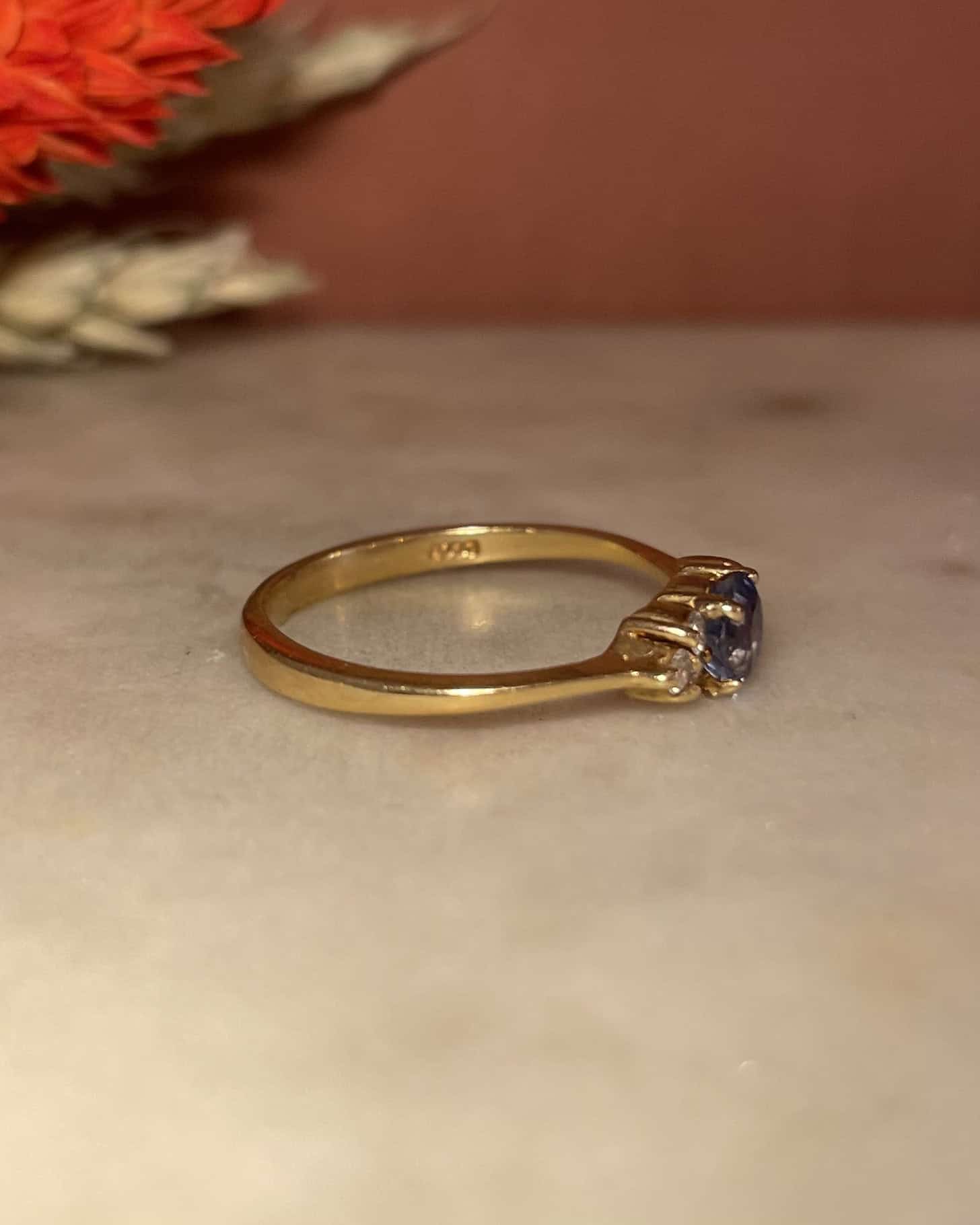 Anillo trilogía "Camille" de zafiro y 6 diamantes