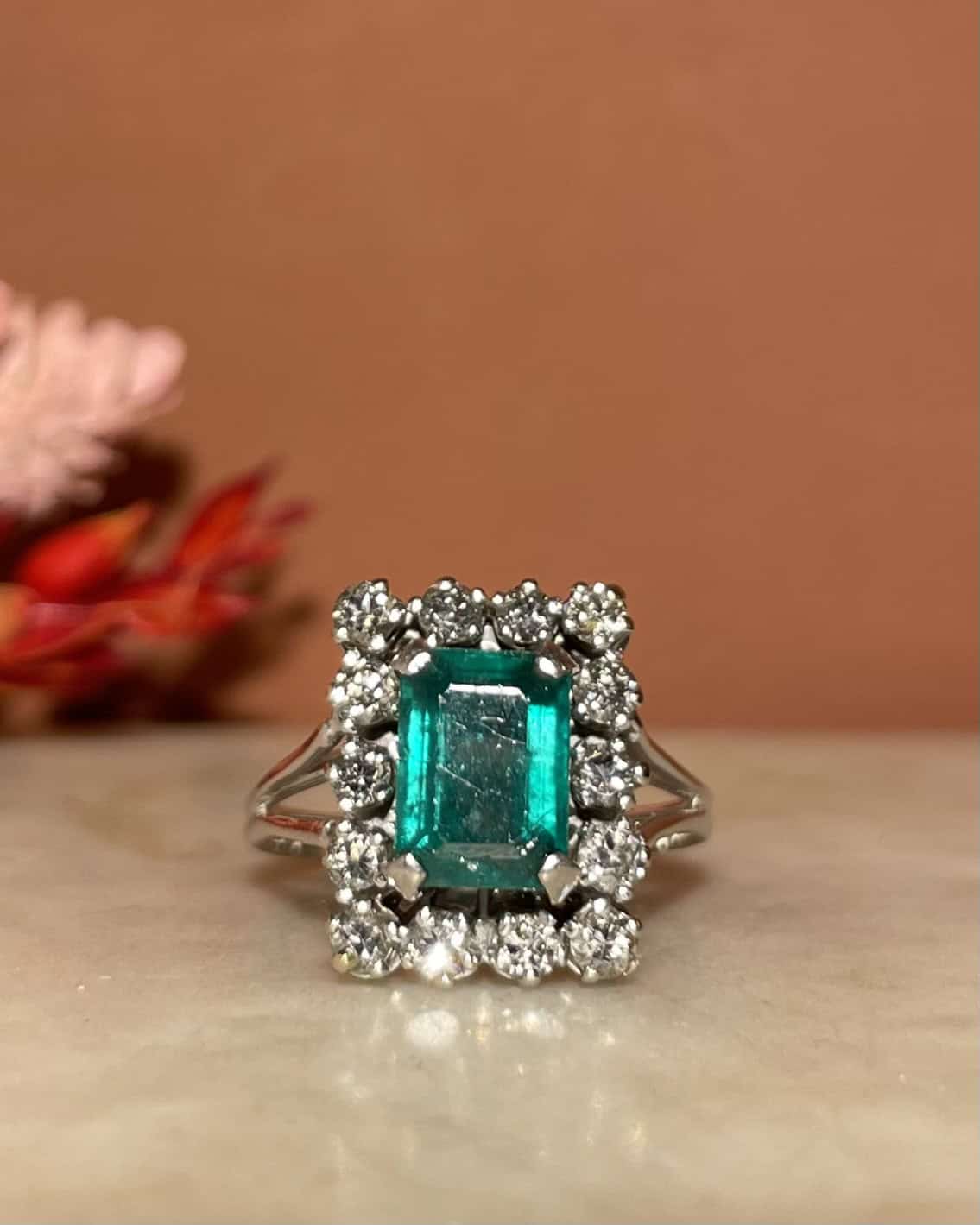 Anillo "Laélia" con margarita esmeralda de 1,80 quilates y 14 diamantes de 0,86 quilates