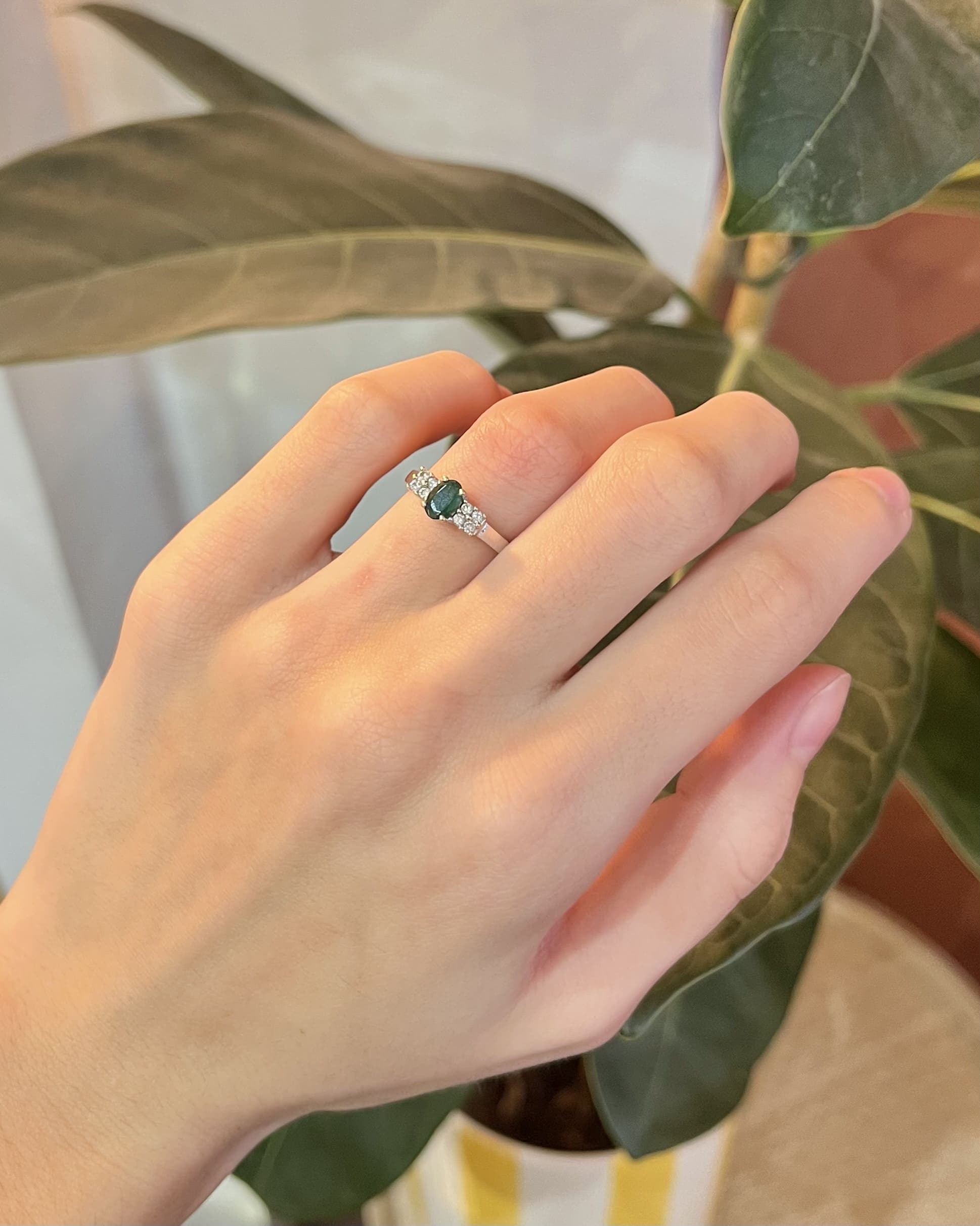 Anillo de trilogía de esmeraldas y diamantes "Steph"