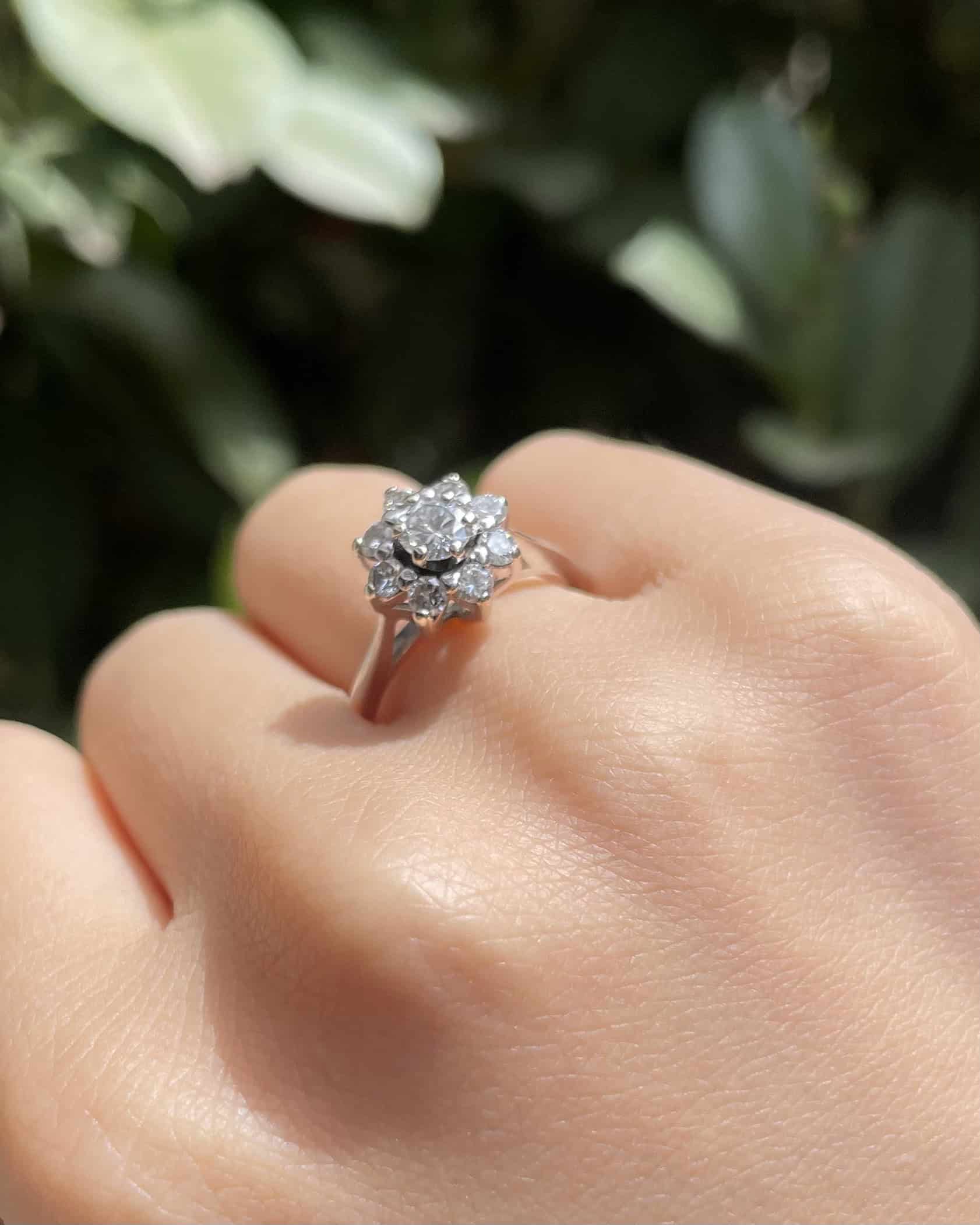 Anillo de margarita con diamantes "Xylie" de 0,70 quilates