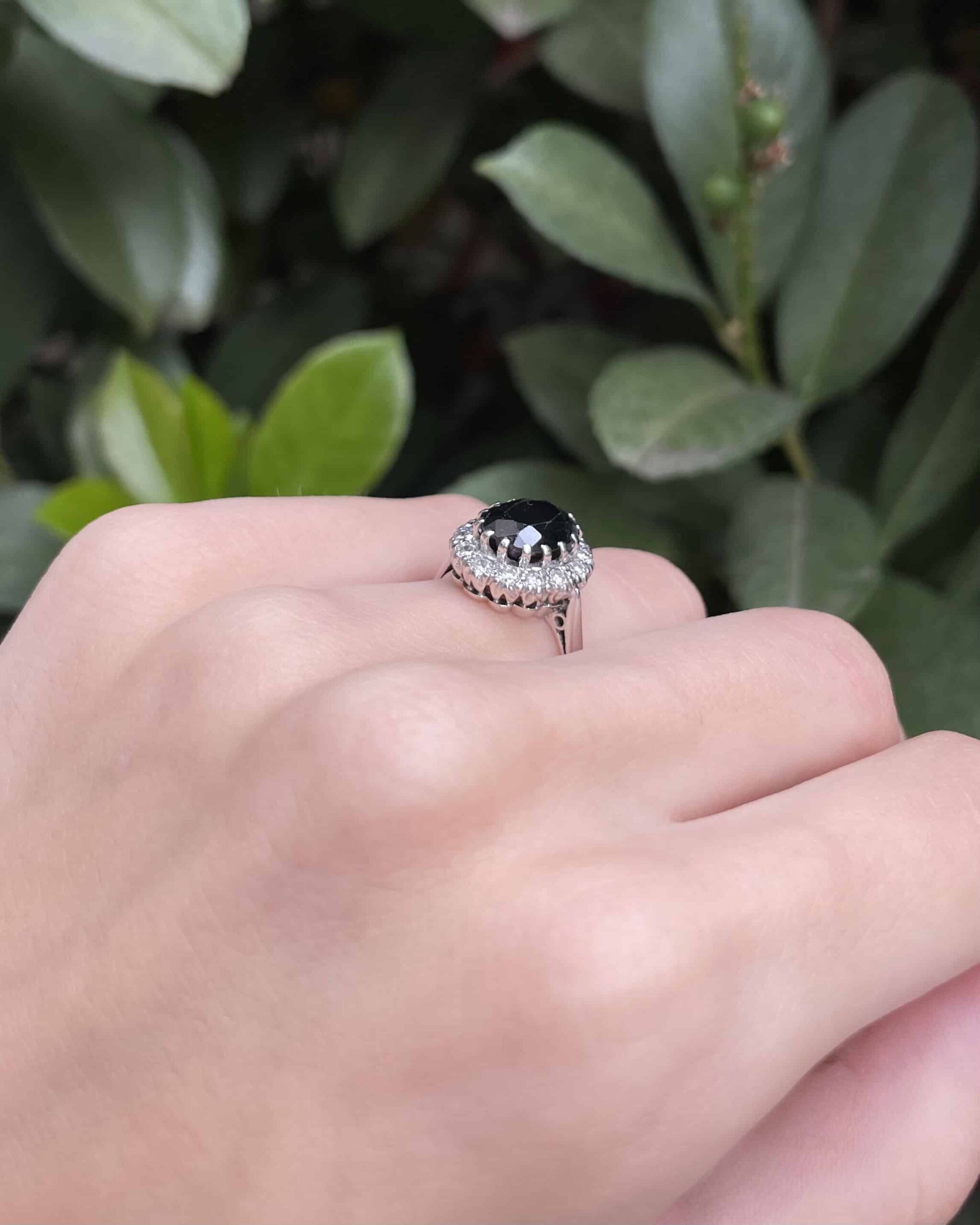 Bague Marguerite Saphir 3.90 Carats & 14 Diamants "Dulcie"