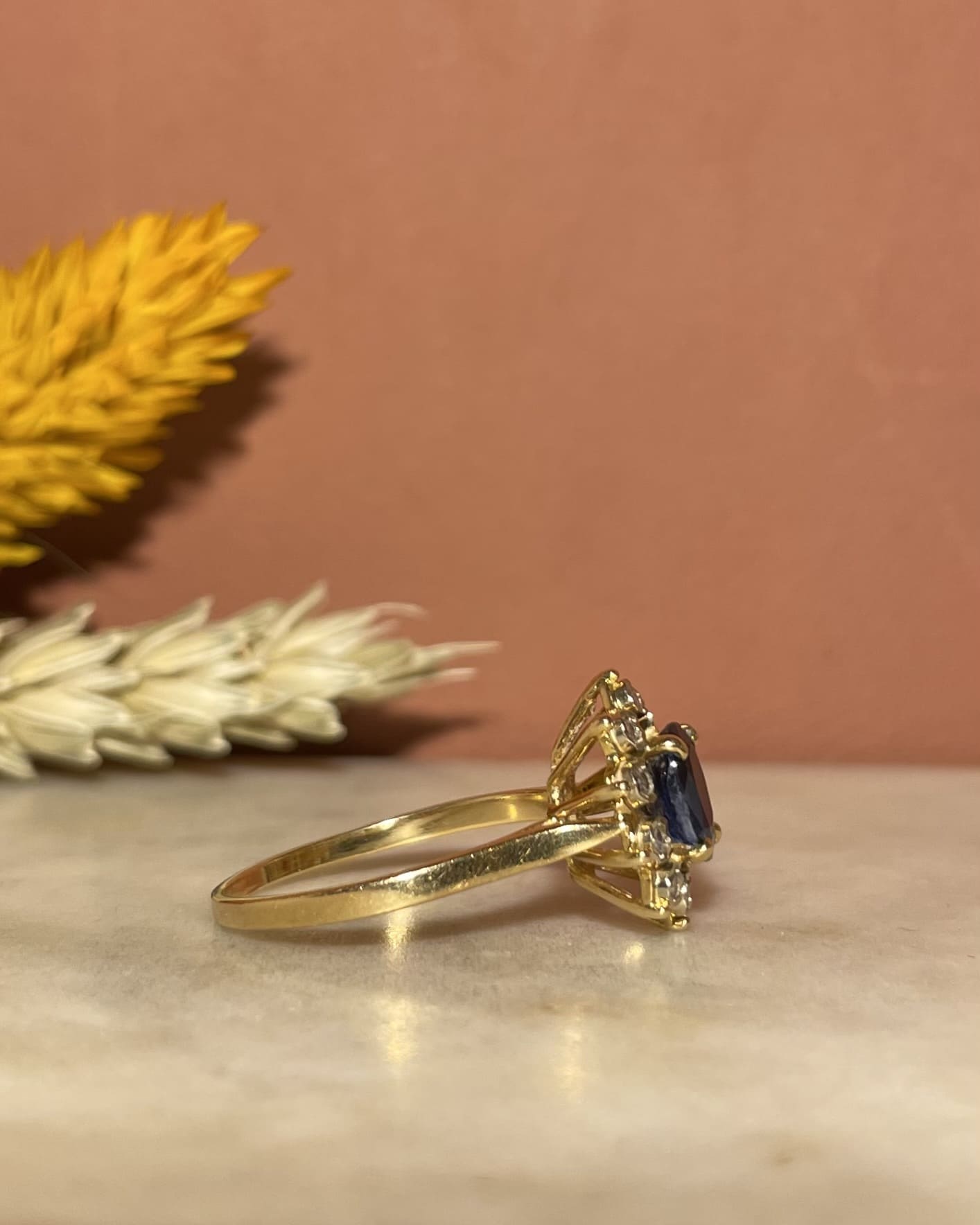 Anillo "Romy" con margaritas de zafiro y diamantes de 0,85 quilates