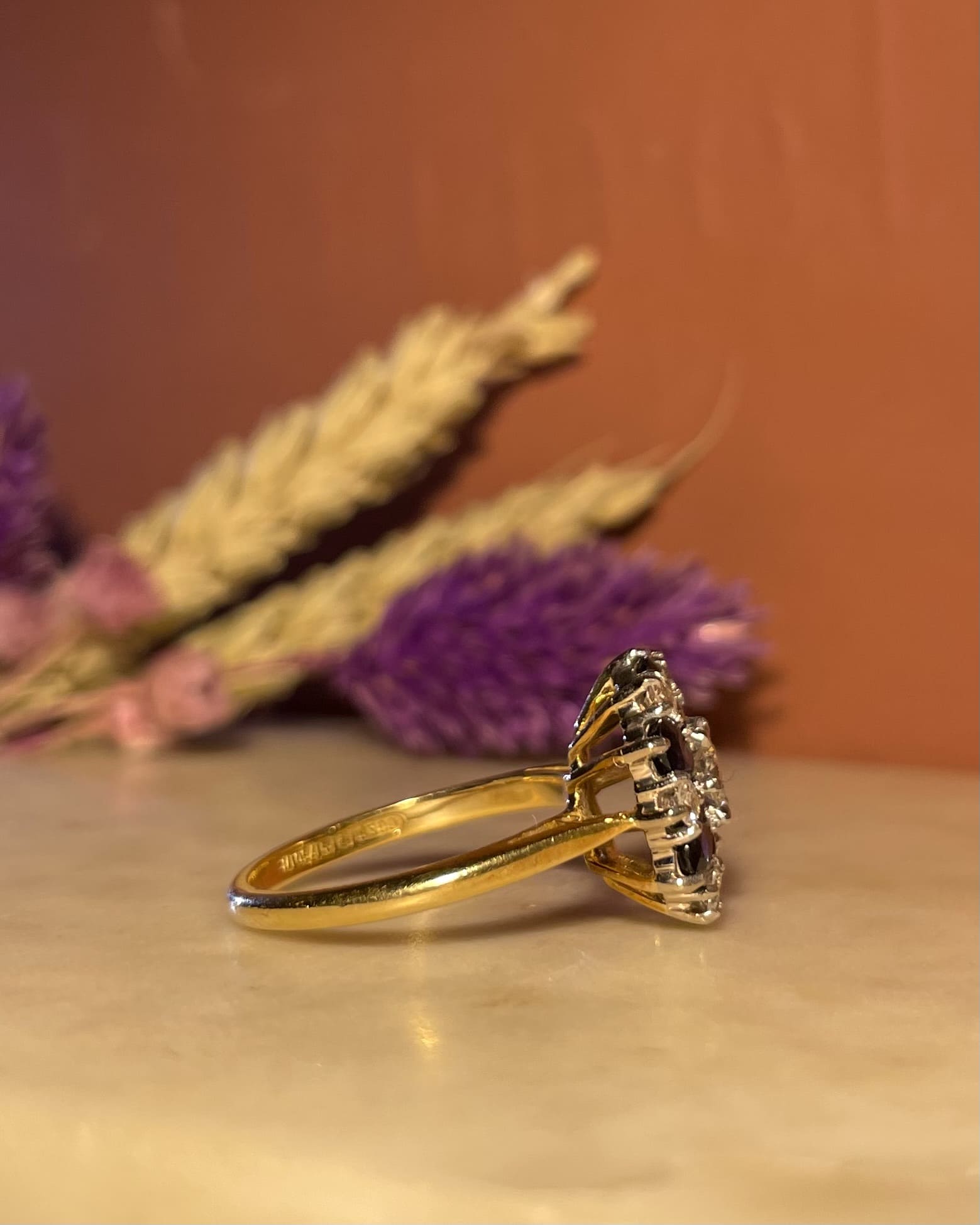 Anillo "Zohé" con margaritas de zafiro y diamantes de 1,50 quilates