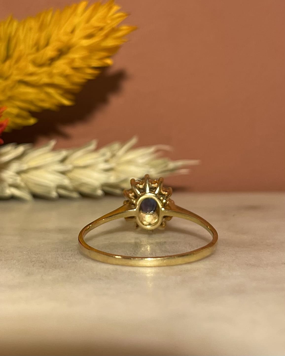 Anillo de margaritas con zafiro "Livenna" y 12 diamantes