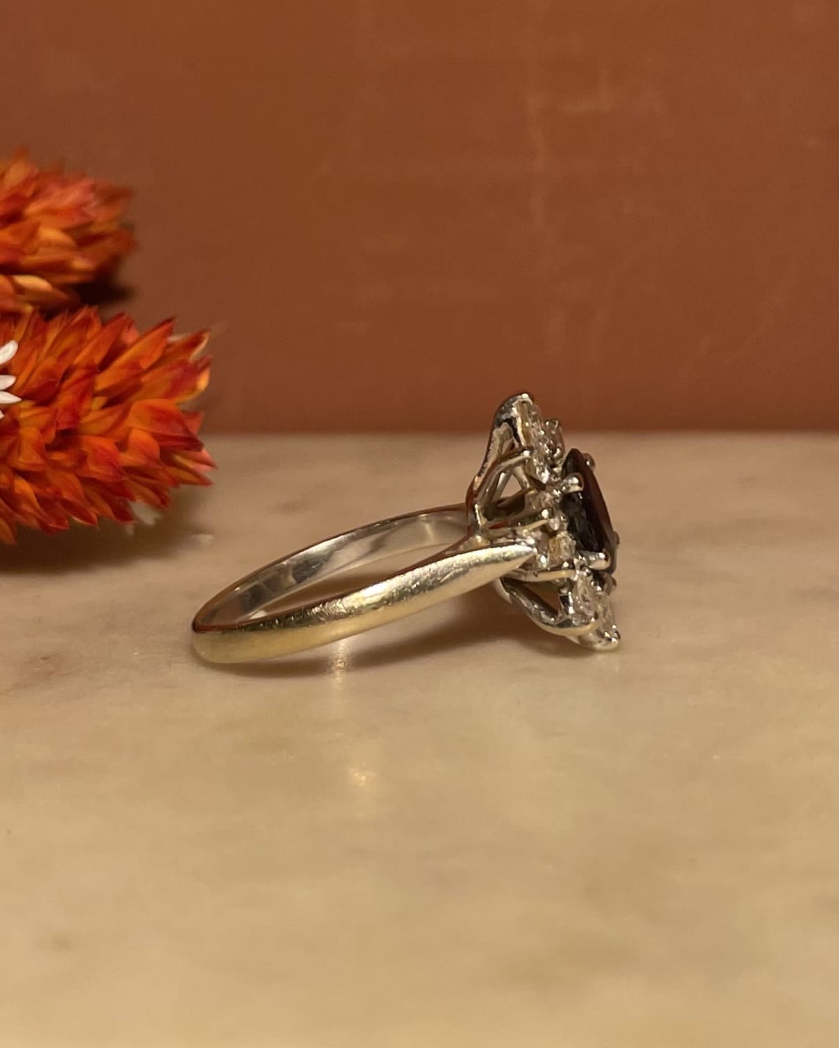 Anillo "Zareya" con zafiro de 1 quilate y 10 diamantes en forma de margarita