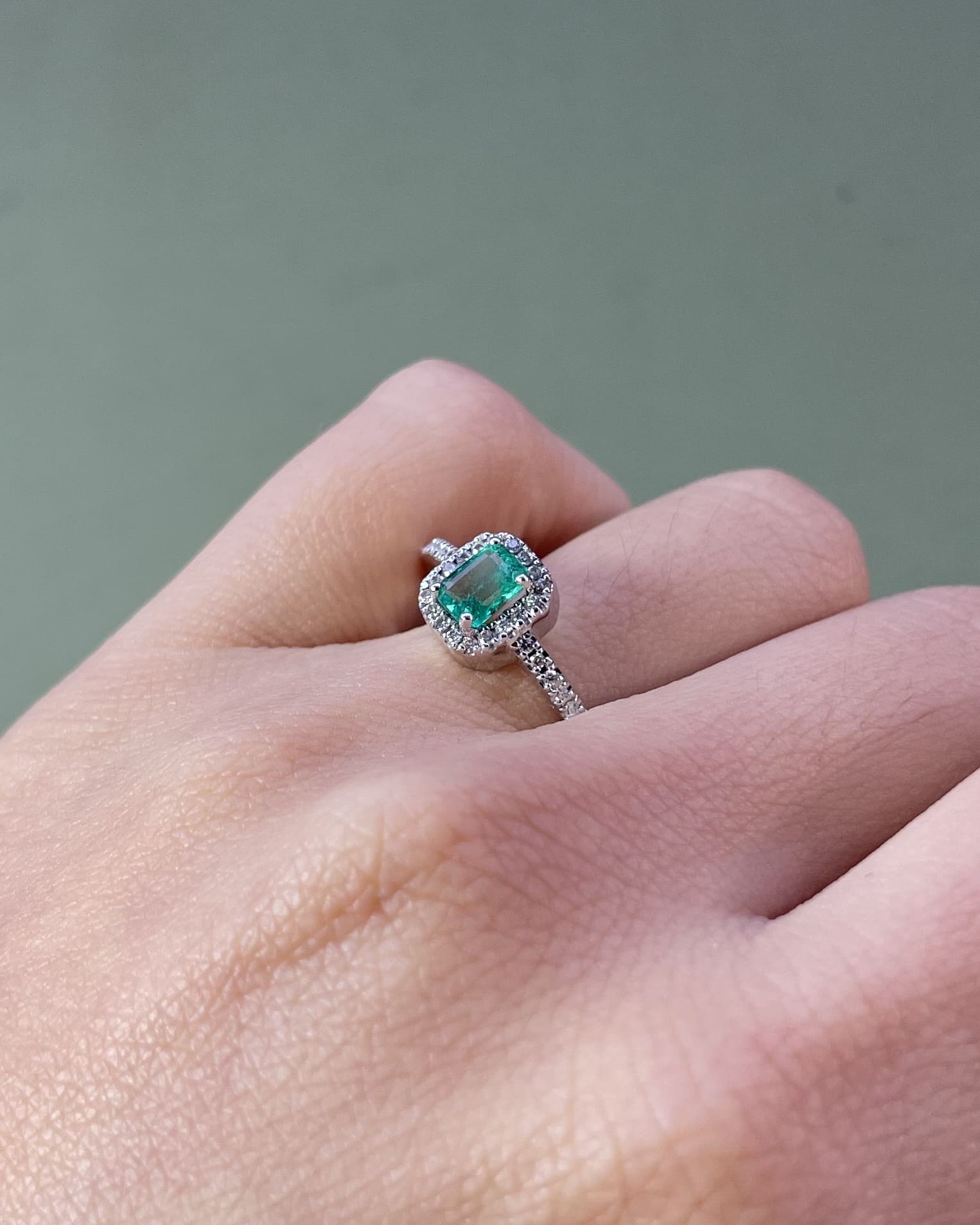 Bague style Art-Déco Emeraude & 35 Diamants "Vienna"