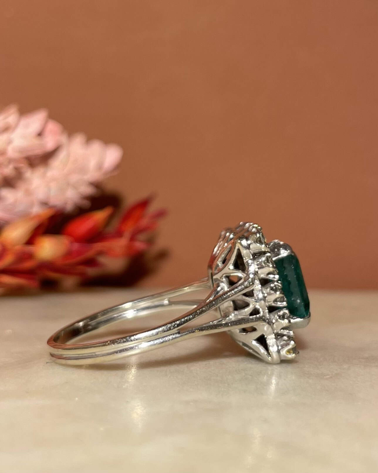 Anillo "Laélia" con margarita esmeralda de 1,80 quilates y 14 diamantes de 0,86 quilates