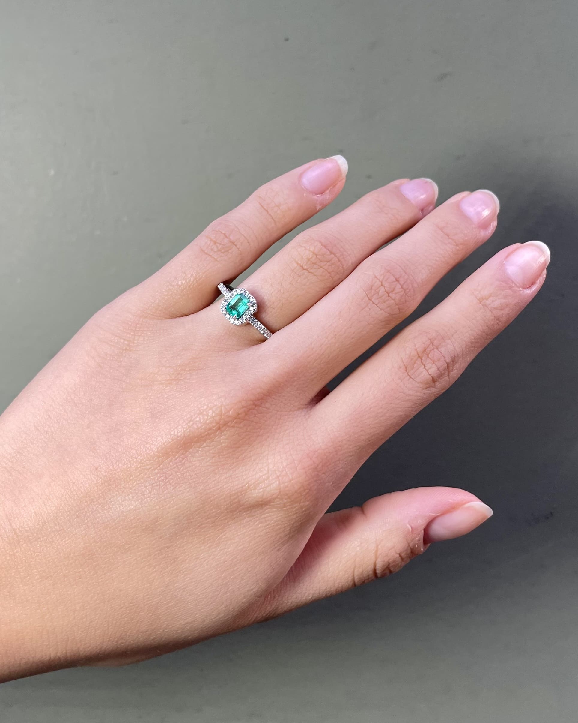 Bague style Art-Déco Emeraude & 35 Diamants "Vienna"