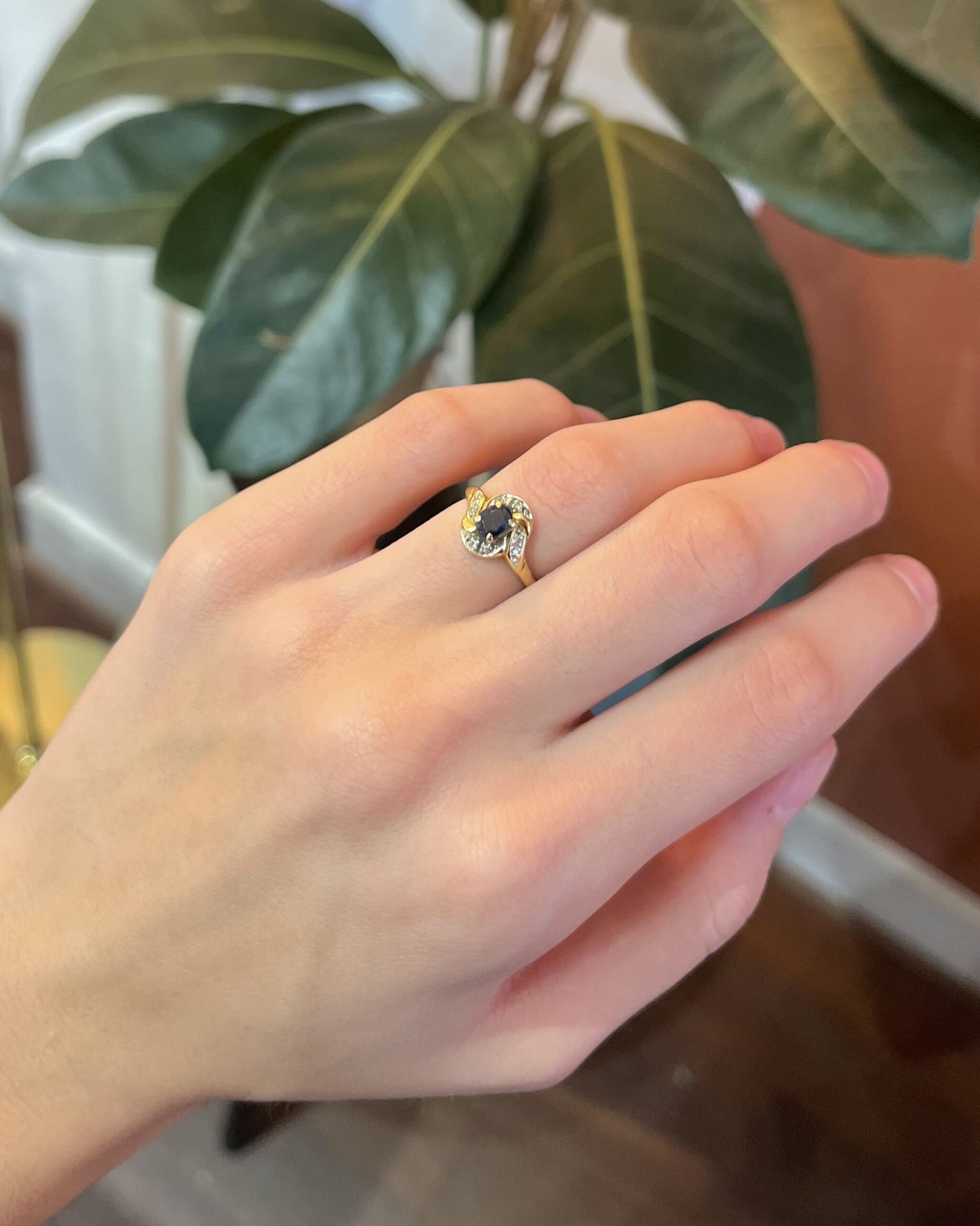 Anillo Tourbillon estilo Art Déco con zafiro y diamantes "Margot"