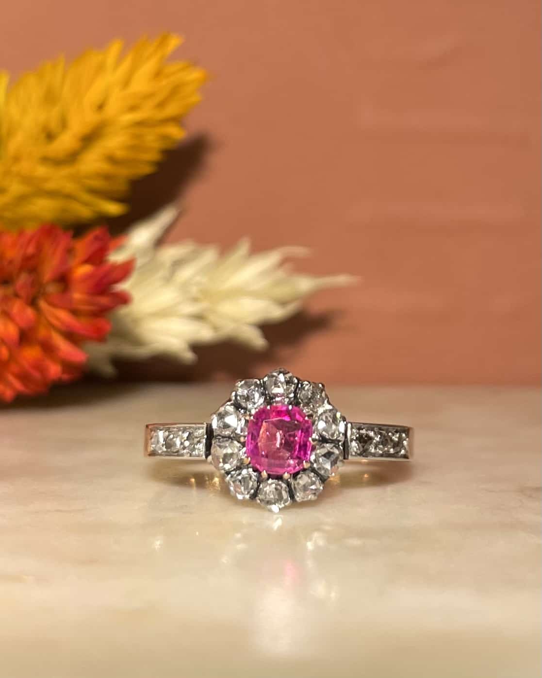 Anillo "Fallon" con zafiro rosa y margarita de 16 diamantes