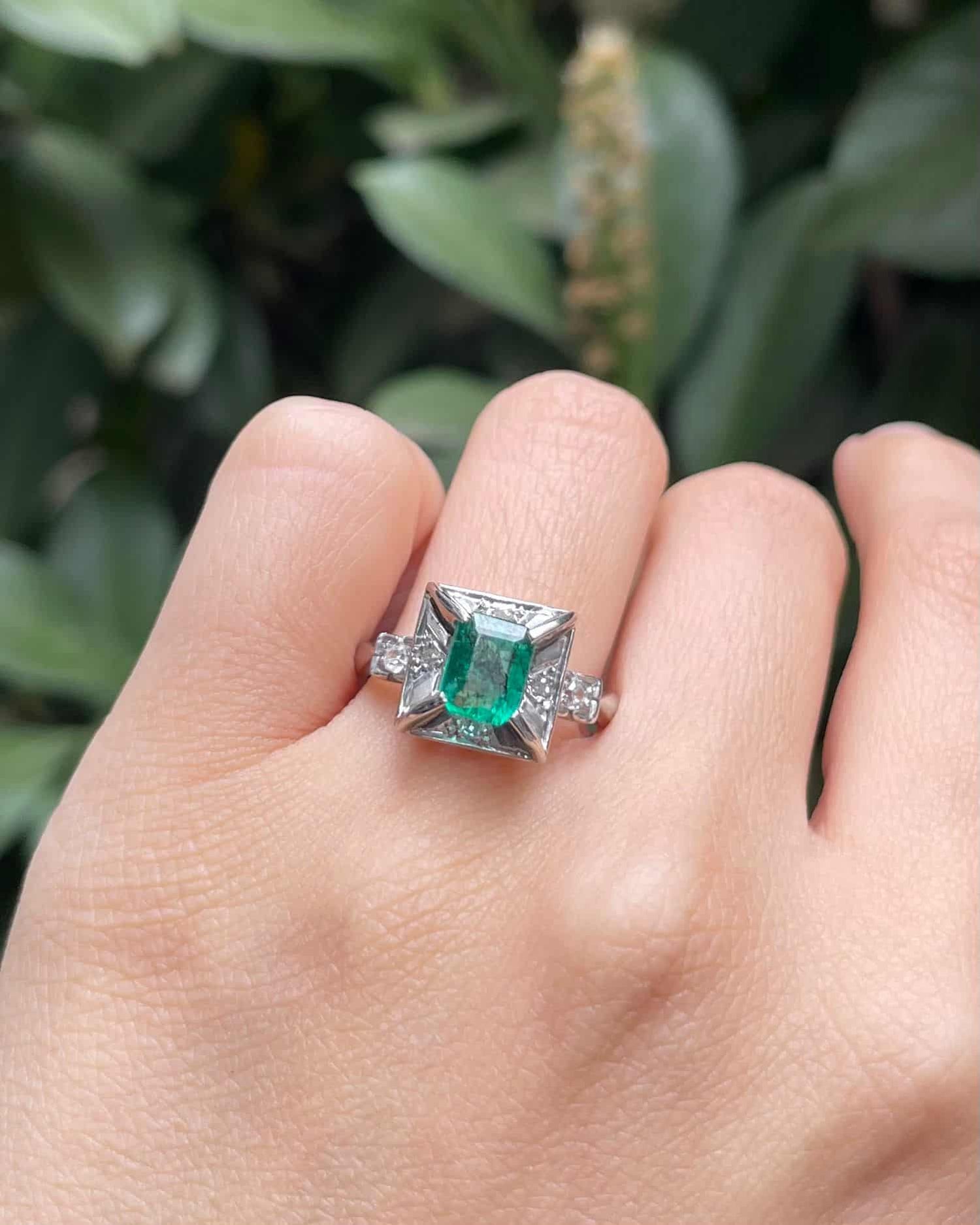 Anillo Art Déco de Esmeralda de 0,75 quilates y Diamantes "Eyra"