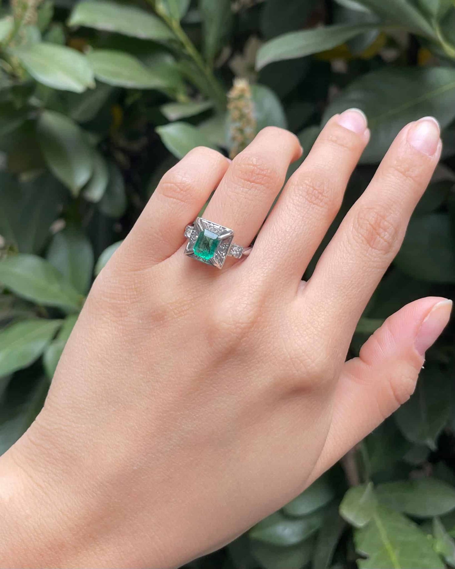 Anillo Art Déco de Esmeralda de 0,75 quilates y Diamantes "Eyra"