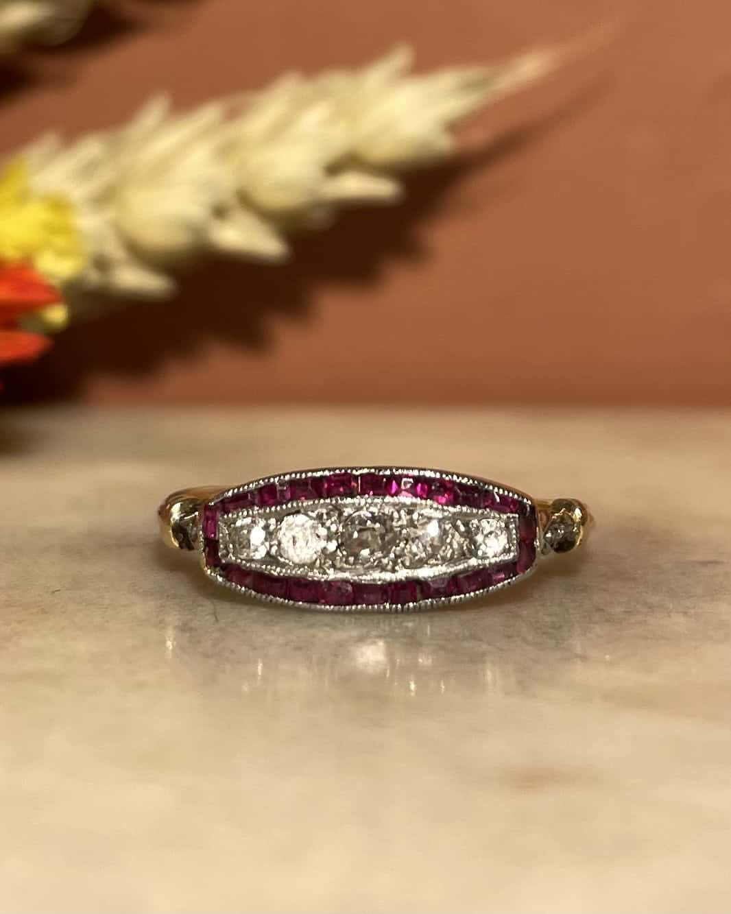 Anillo Art Déco "Aspen" con 22 rubíes y diamantes