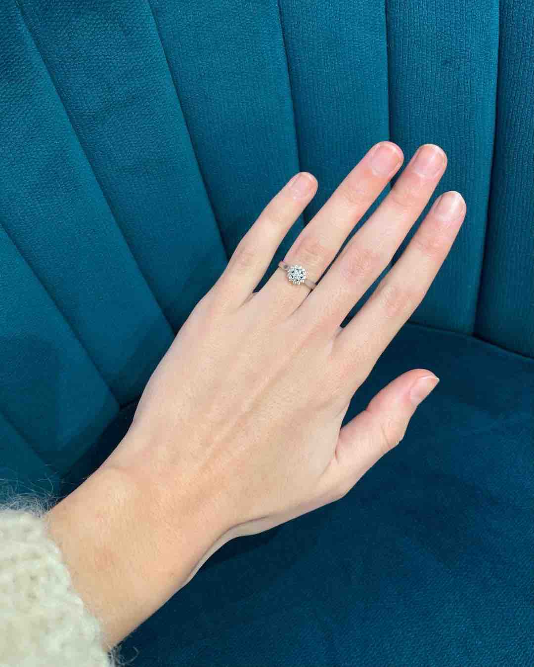 Anillo de margaritas con diamantes "Adele"