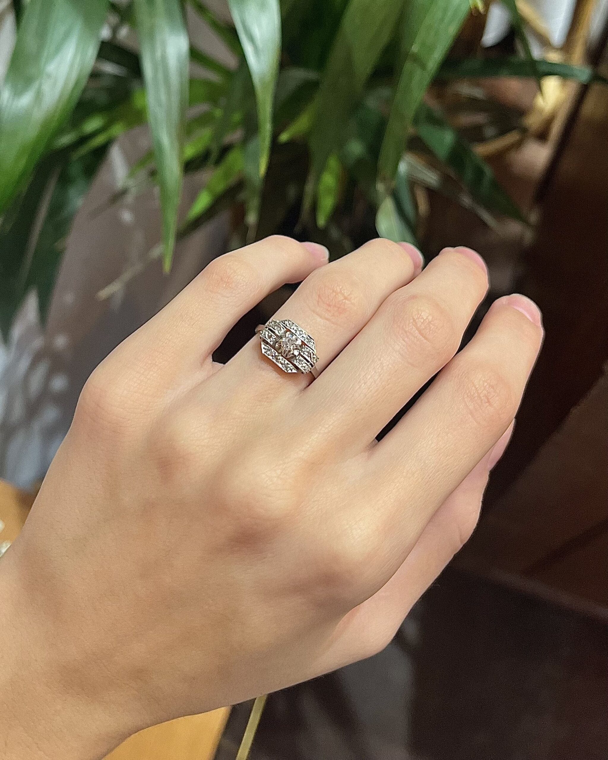 Anillo Art Déco de 17 diamantes "Genevive"