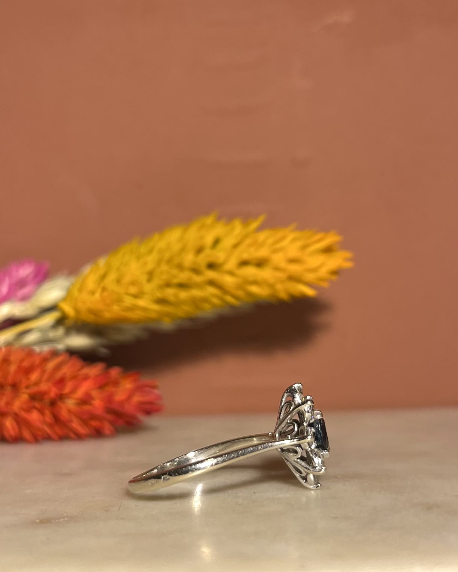 Anillo "Amery" con zafiro y margarita de 8 diamantes