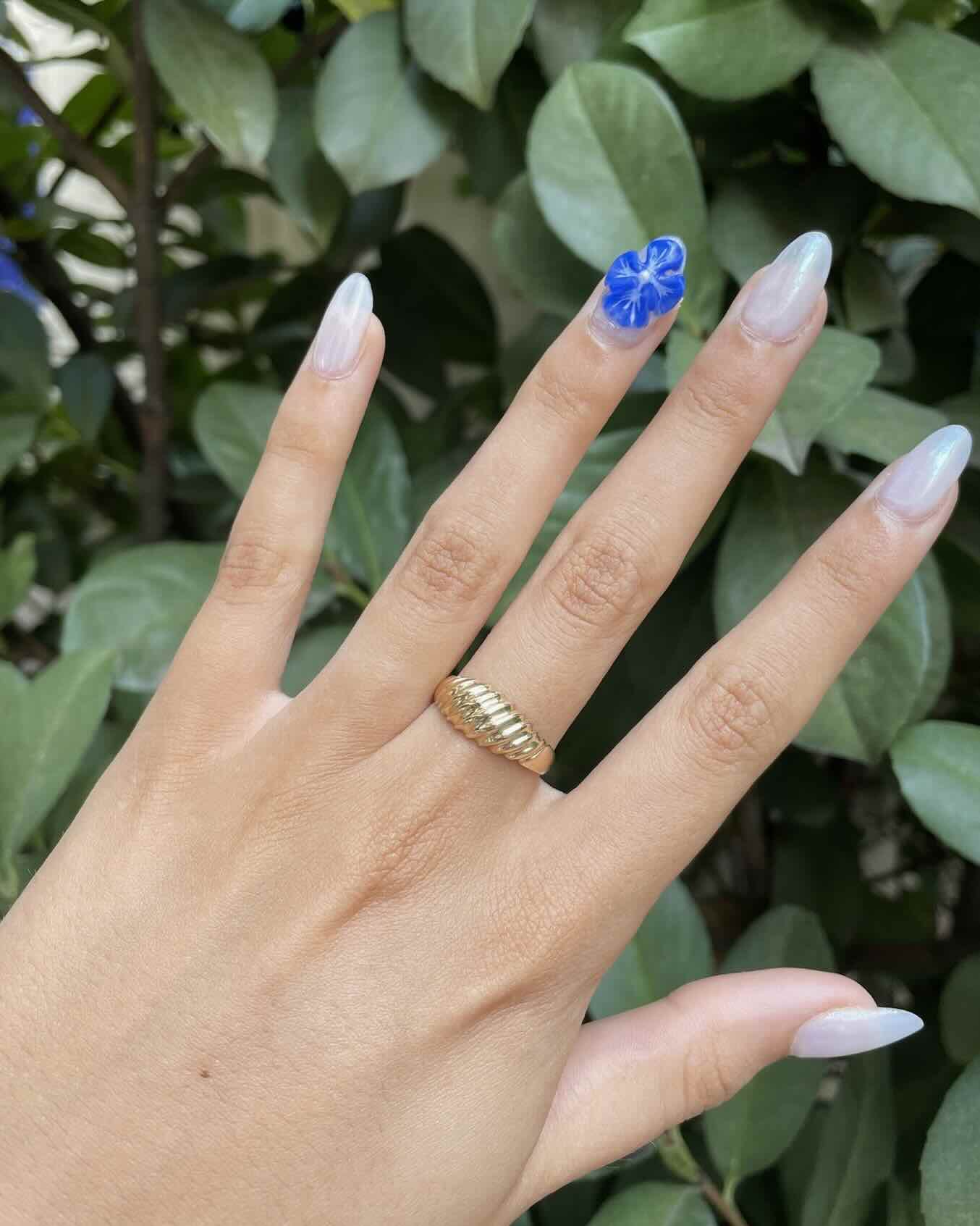 Anillo brazalete "Ornellita" de oro amarillo de 18 quilates