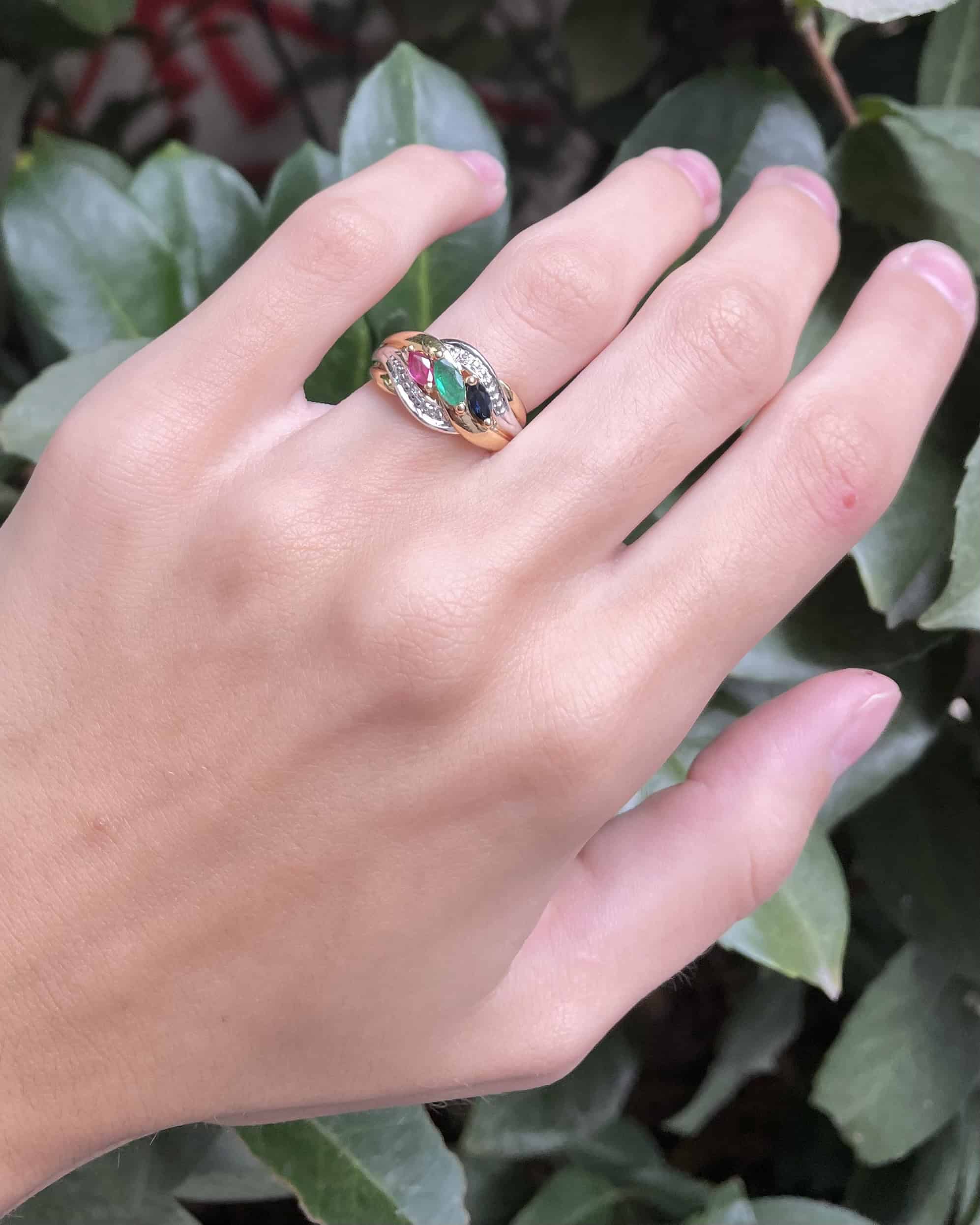 Anillo brazalete "Haida" de zafiro, esmeralda, rubí y diamante
