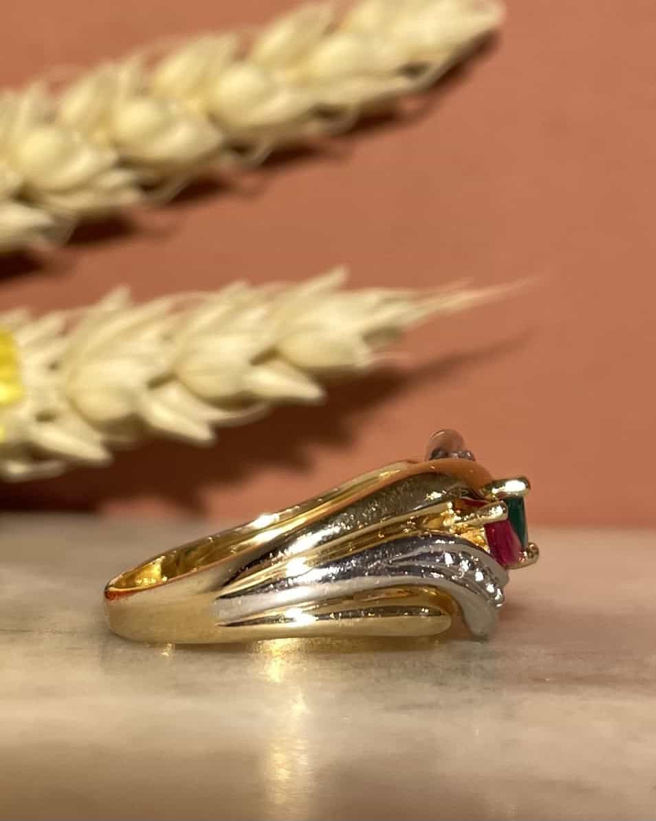 Anillo brazalete "Haida" de zafiro, esmeralda, rubí y diamante