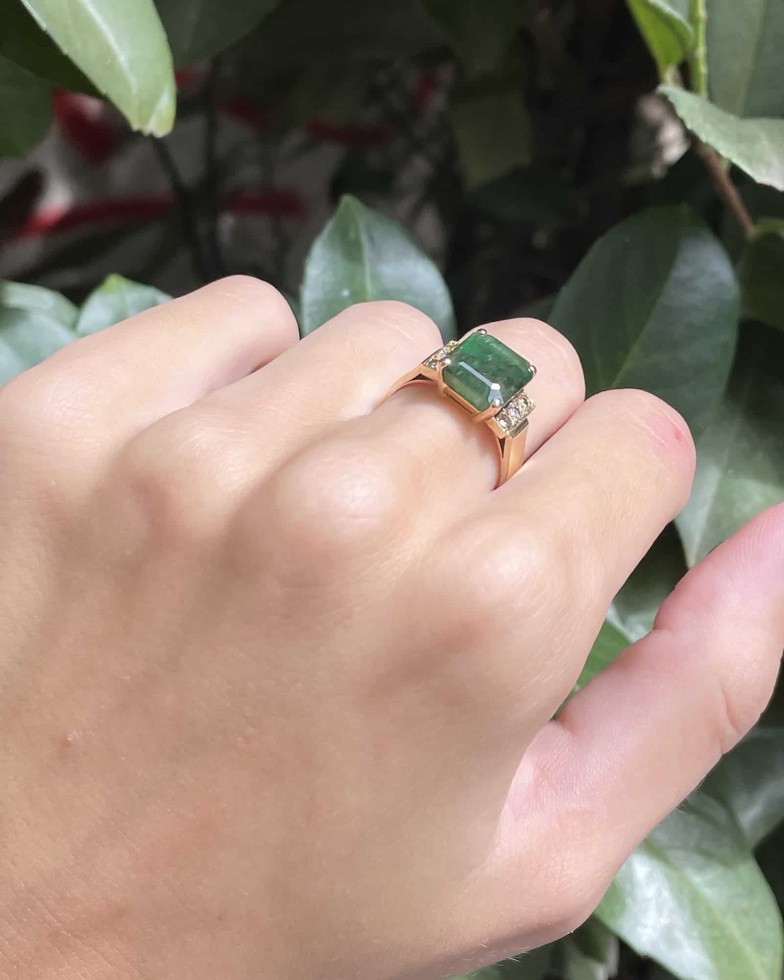 Anillo brazalete "Marie-Lise" con esmeralda y diamantes de 4,10 quilates