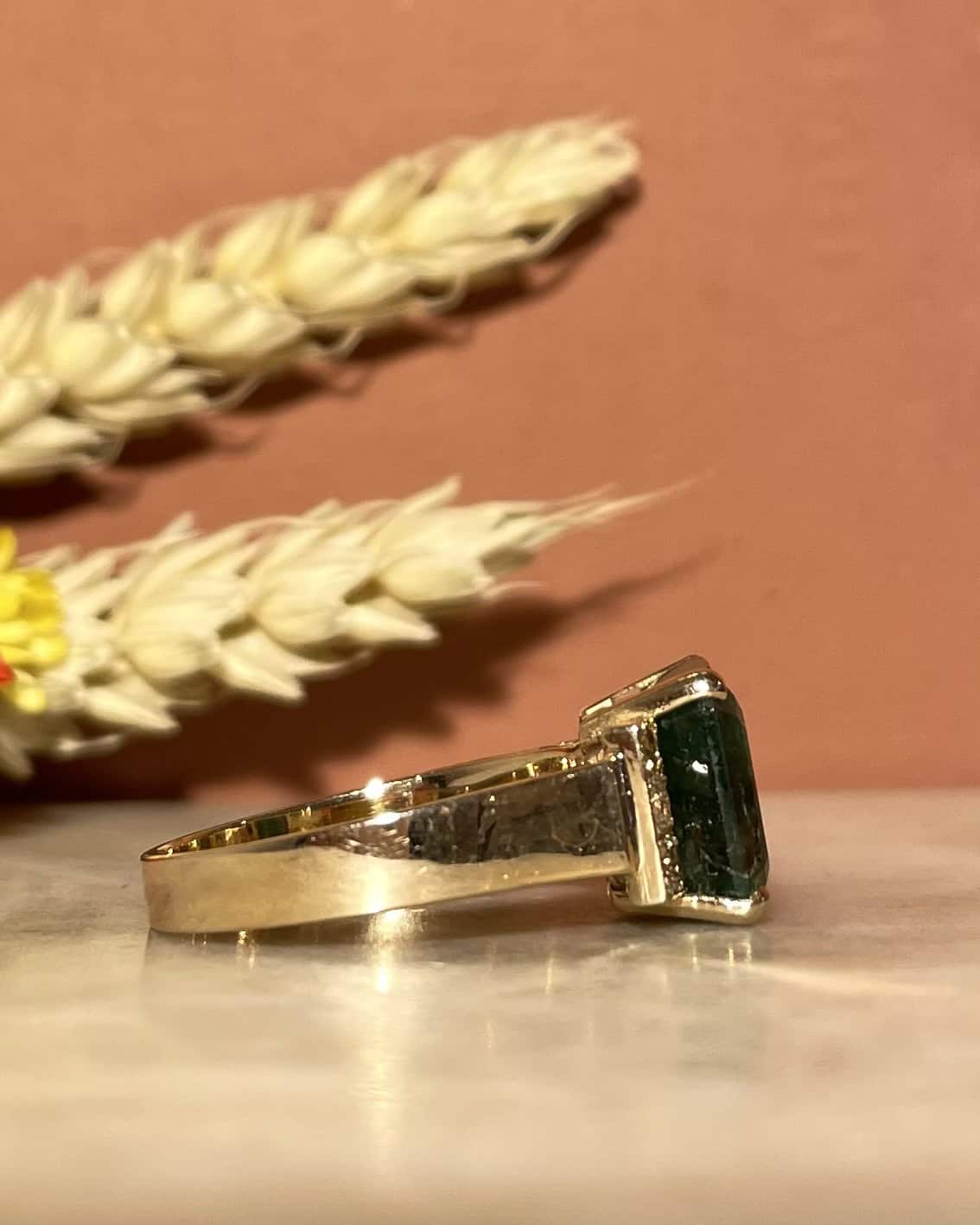 Anillo brazalete "Marie-Lise" con esmeralda y diamantes de 4,10 quilates