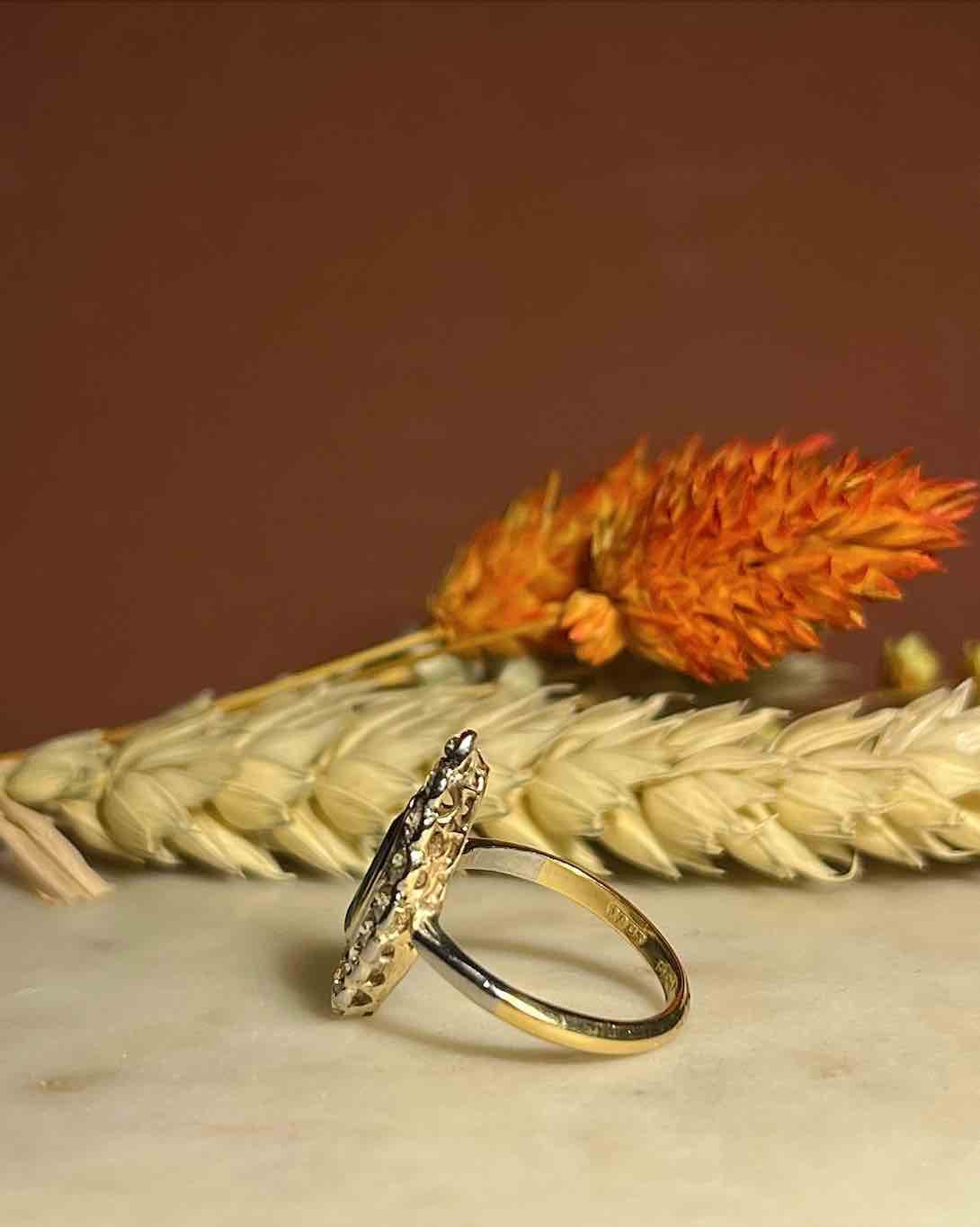 Anillo "Maliha" con zafiro marquesa y diamante de 0,80 quilates