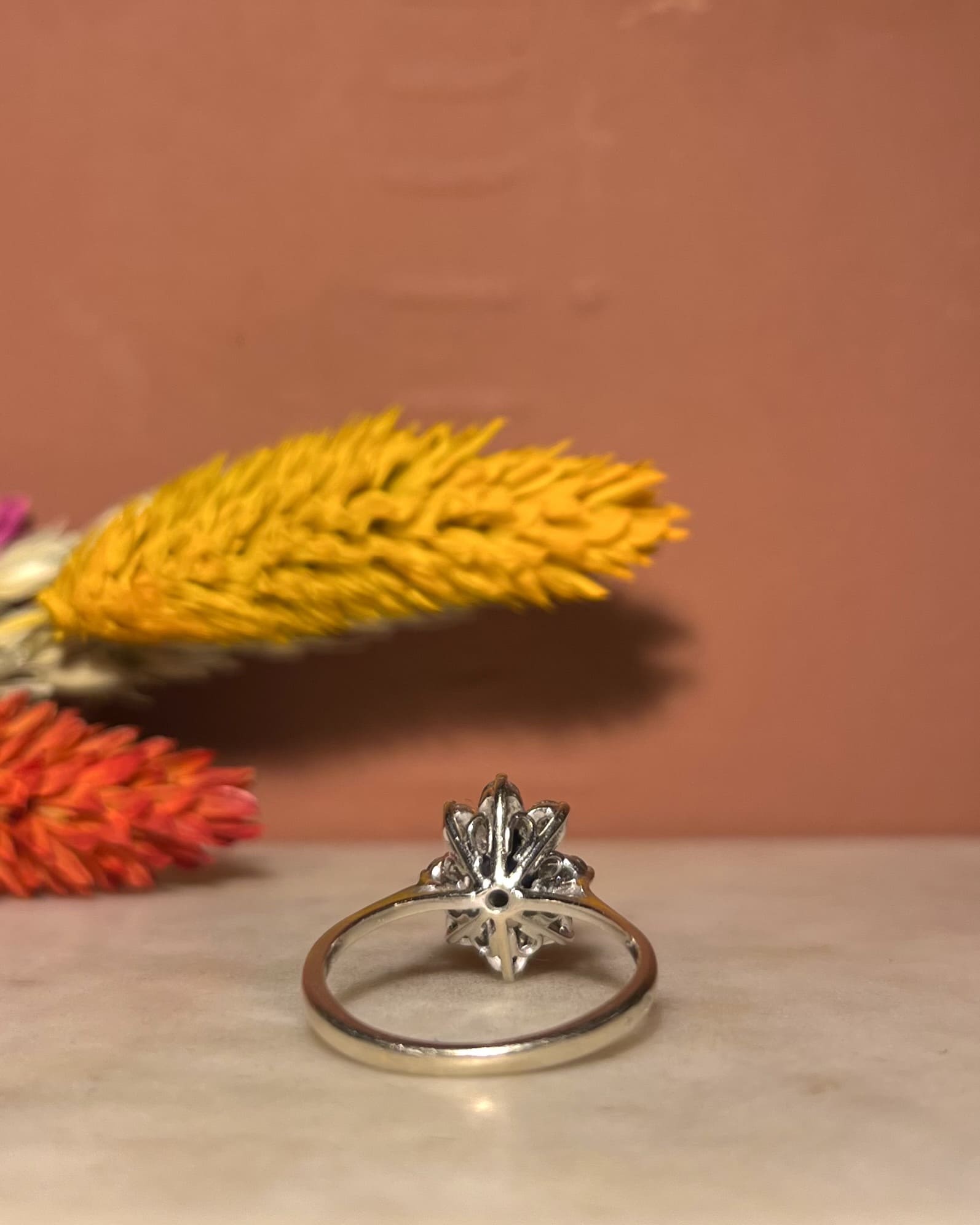 Anillo "Amery" con zafiro y margarita de 8 diamantes