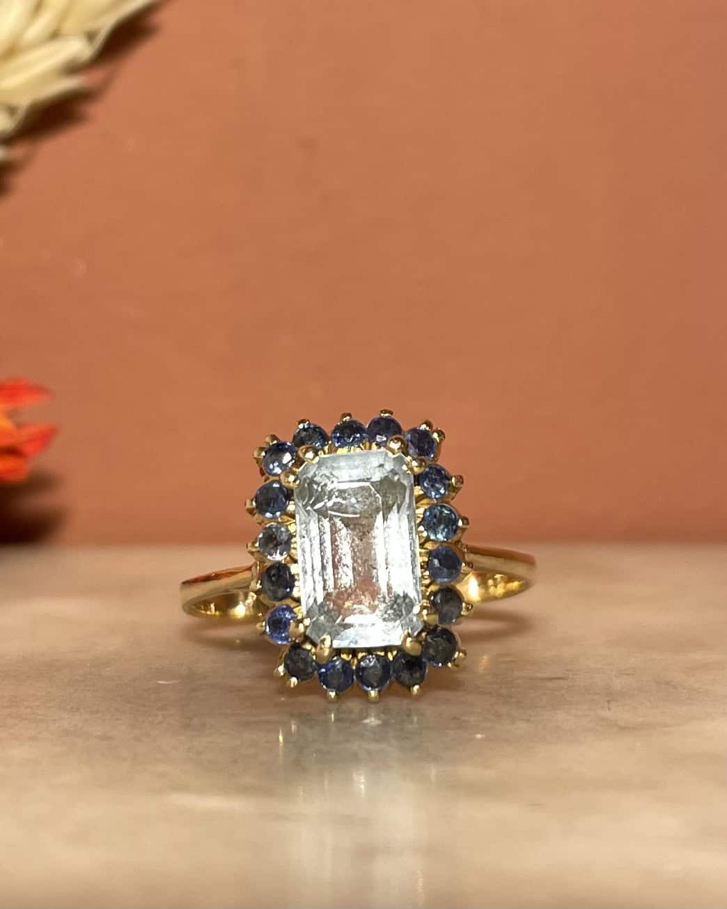 Anillo "Olina" con margaritas y aguamarina de 1,85 quilates y 18 zafiros