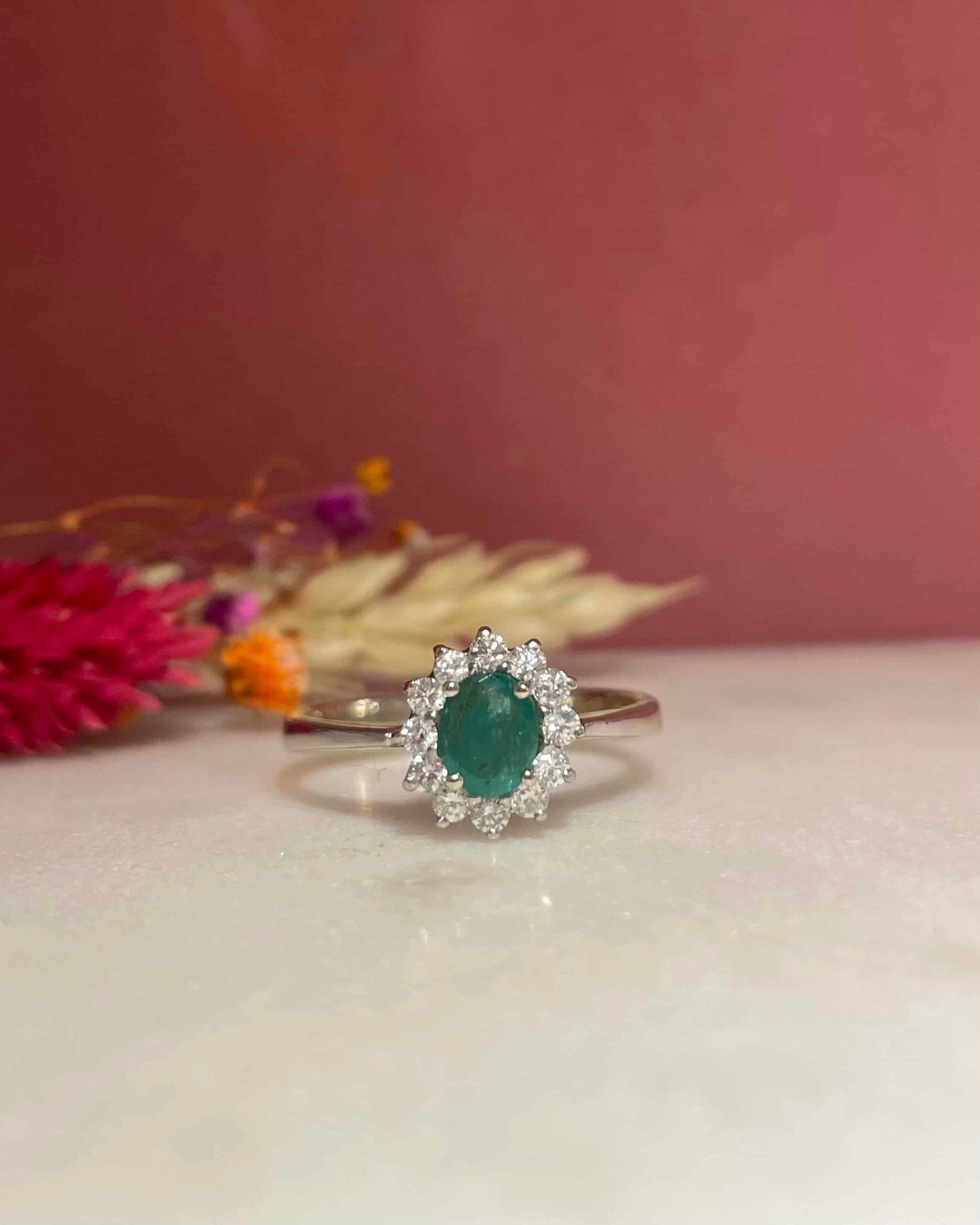 Anillo "Suzanne" con esmeralda y 12 margaritas de diamantes