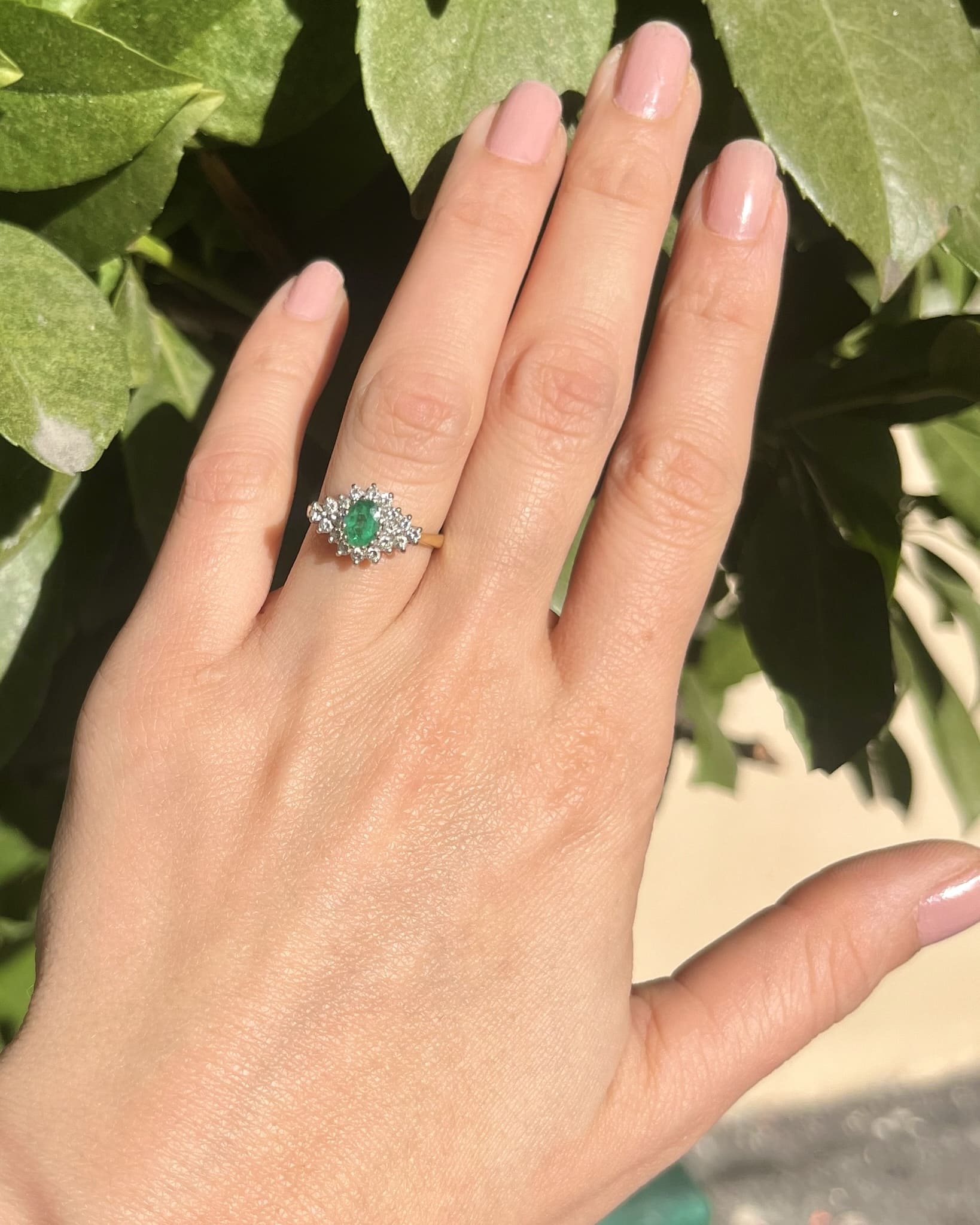 Anillo "Sirielle" con margaritas de esmeralda y 18 diamantes