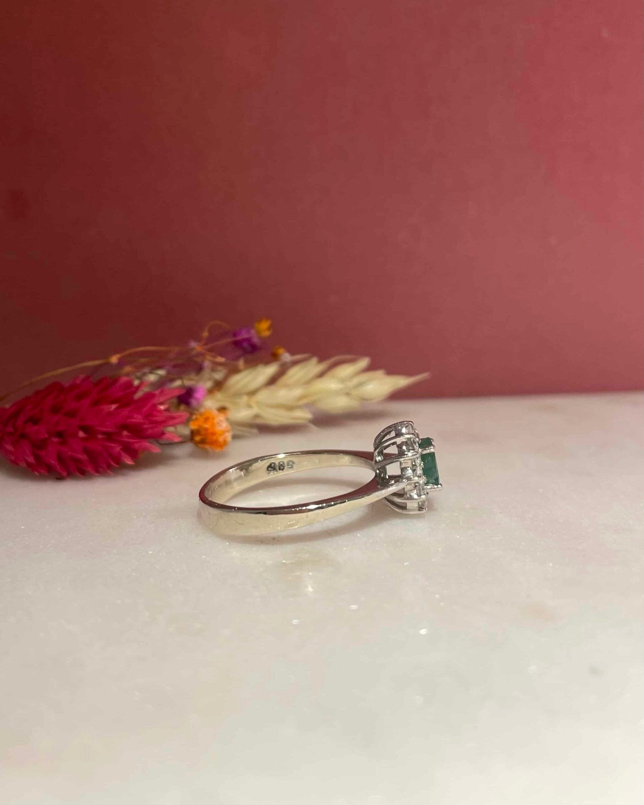 Anillo "Suzanne" con esmeralda y 12 margaritas de diamantes