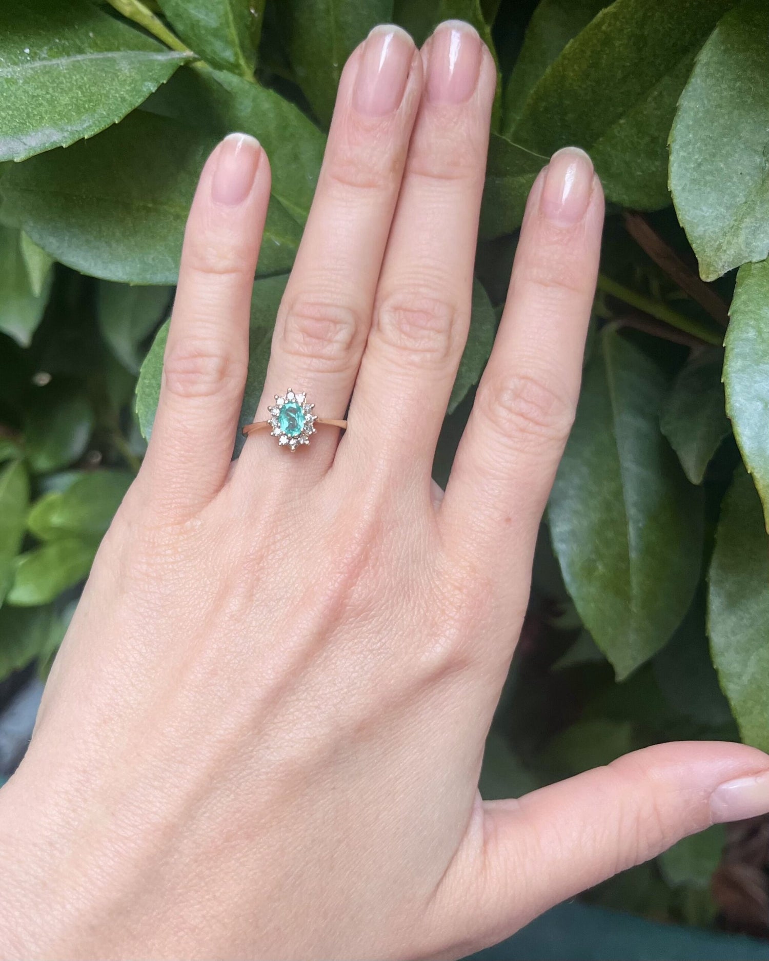 Anillo "Luz" con margaritas de esmeralda y diamantes