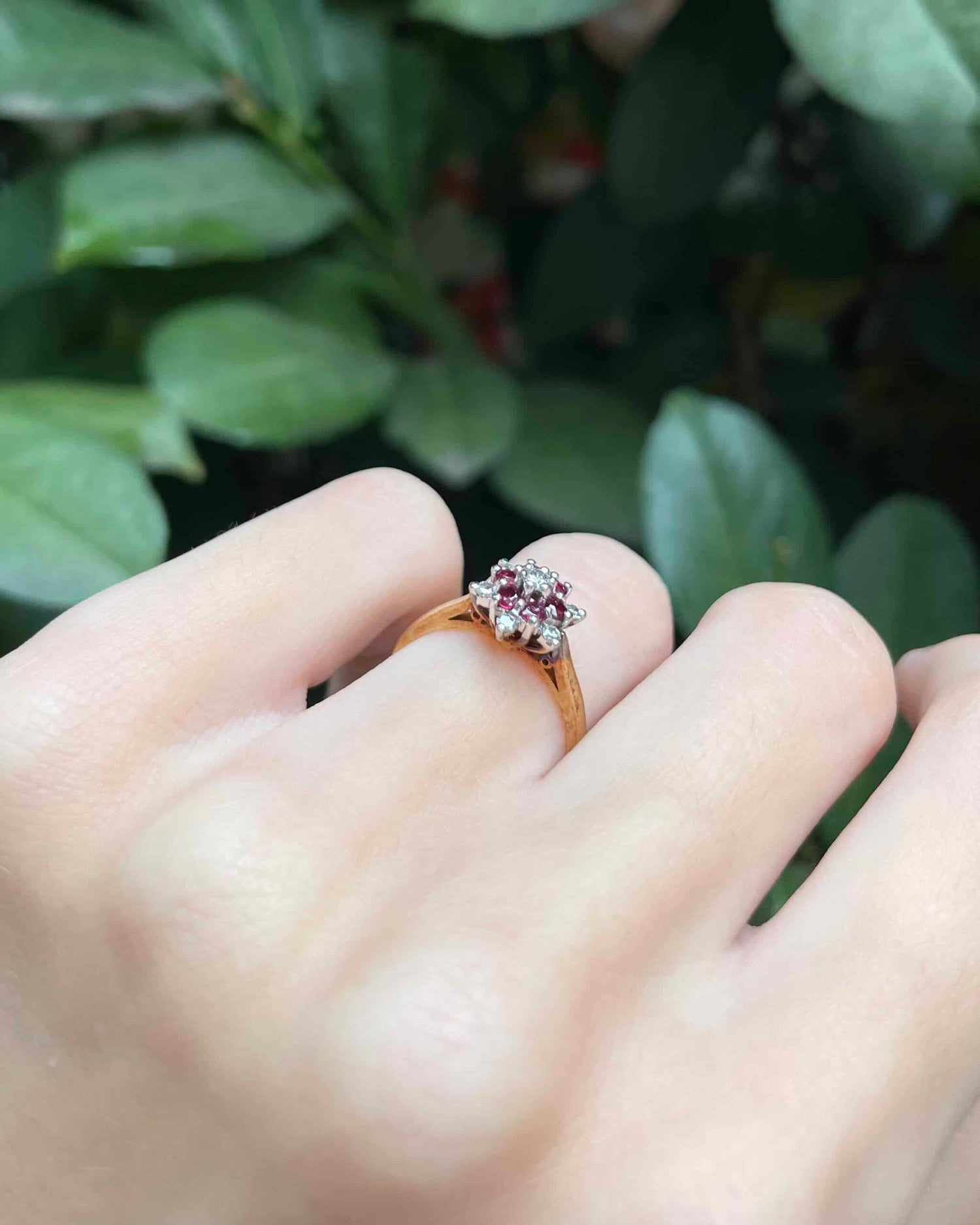 Anillo de margaritas con rubí y diamantes "Imaé"
