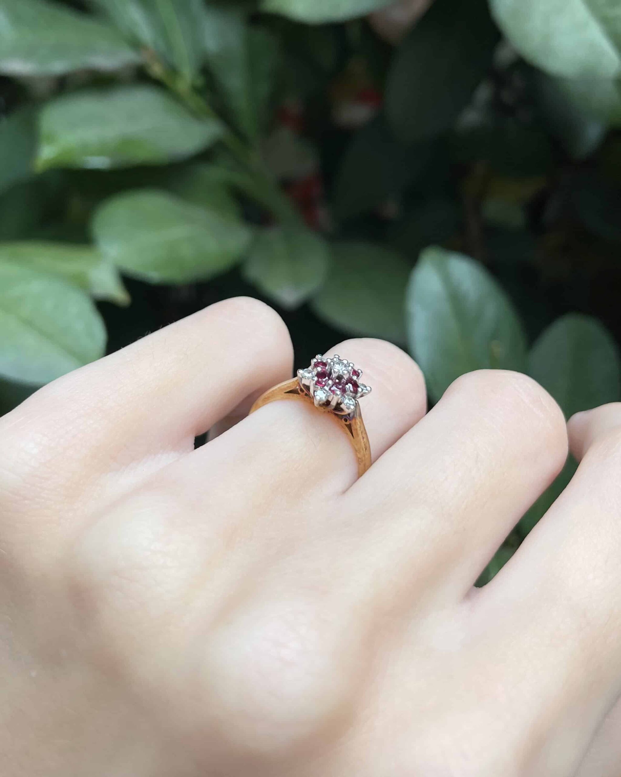 Anillo de margaritas con rubí y diamantes "Imaé"