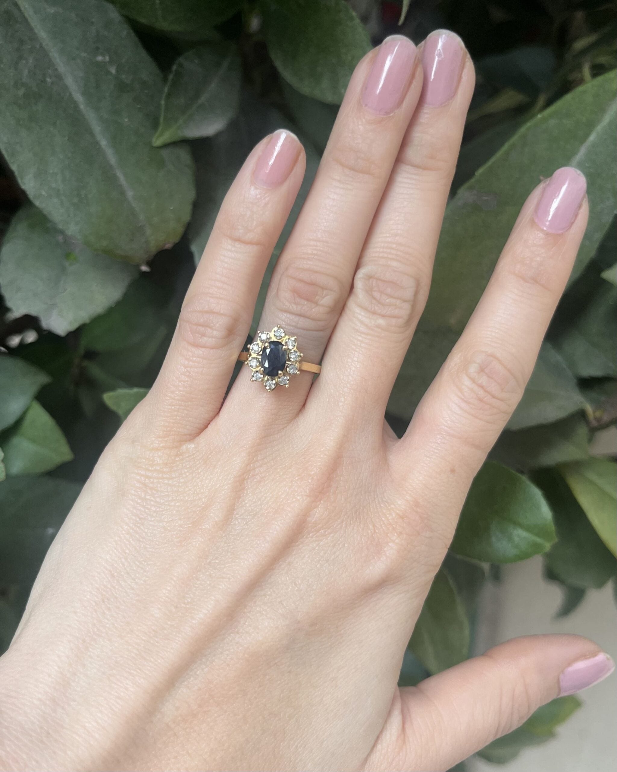 Anillo "Romy" con margaritas de zafiro y diamantes de 0,85 quilates