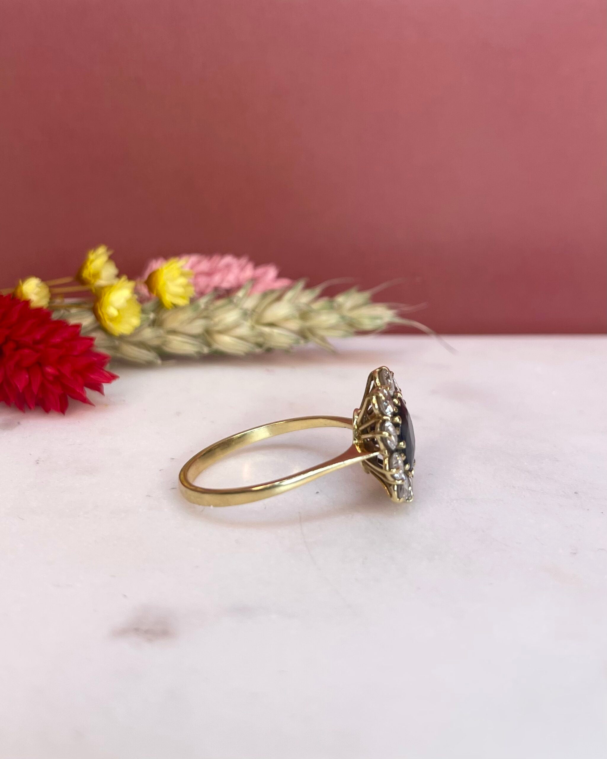 Bague Marguerite Saphir 1.90 Carat & Diamants 0.90 Carat "Emmie" - Elliade Paris