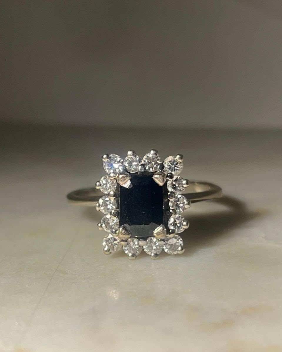 Anillo de margaritas con zafiro y diamantes "Eliane"