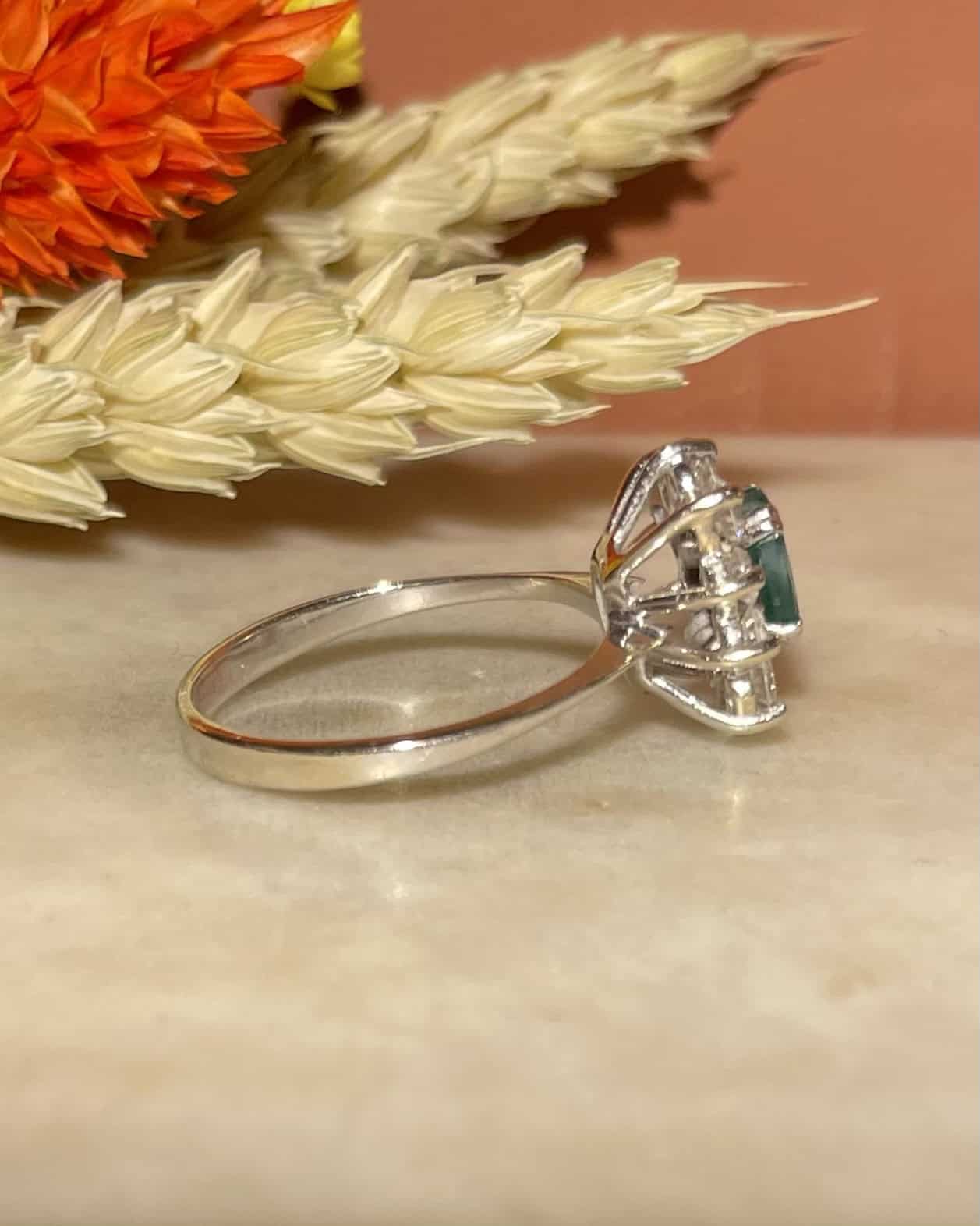Anillo "Liberty" con esmeralda y margarita de 10 diamantes