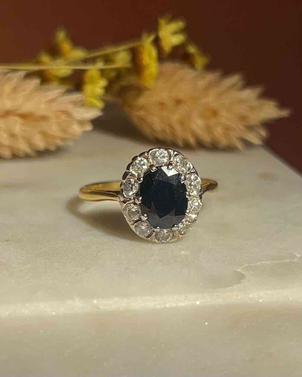 Anillo de margaritas con zafiro y diamantes "Manon"