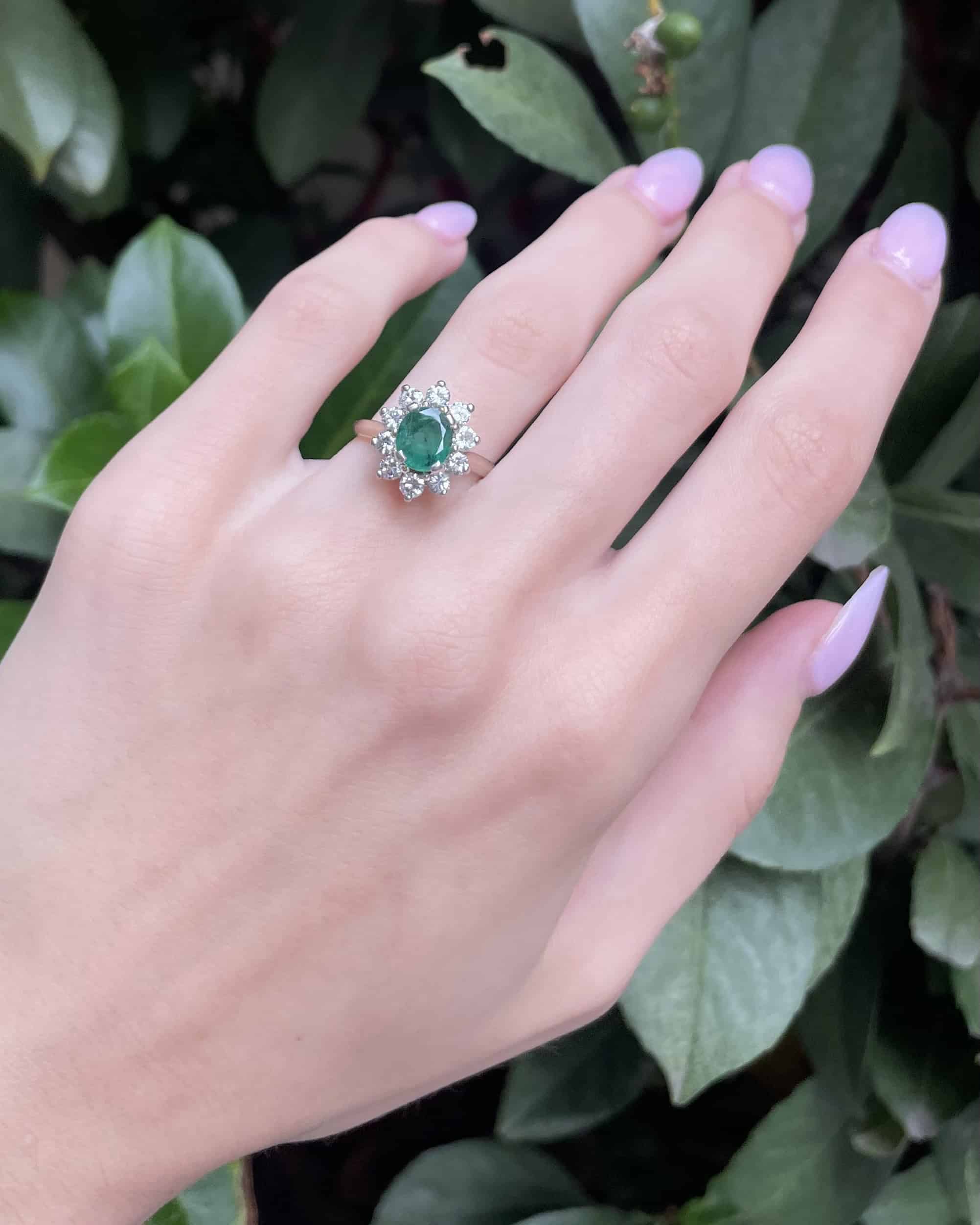 Bague Marguerite Émeraude 1.50 carat & 10 Diamants "Georgina"
