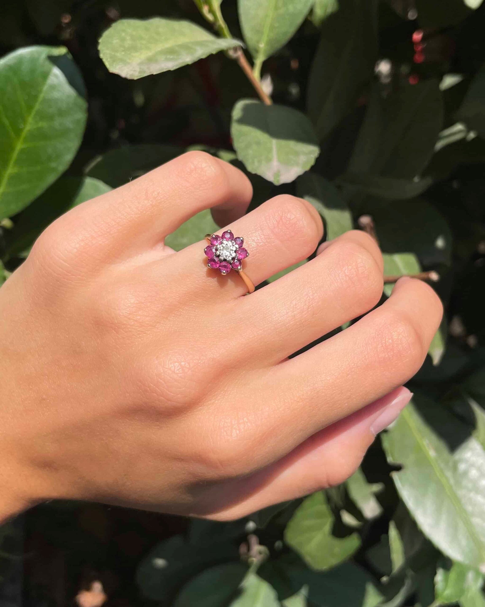Anillo de margaritas con rubí y diamantes "Albanne"