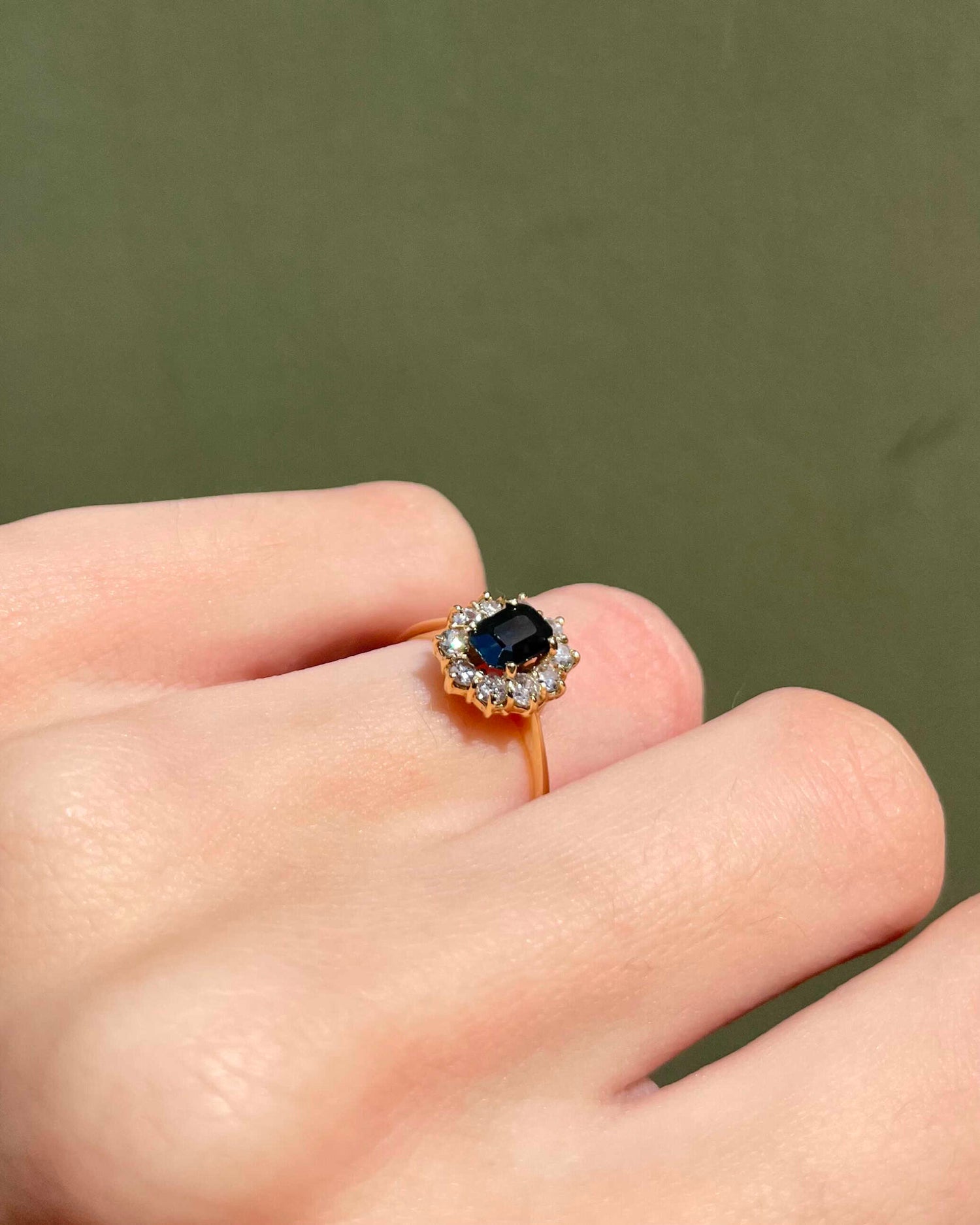 Anillo "Ornelia" con margaritas de zafiro y diamantes