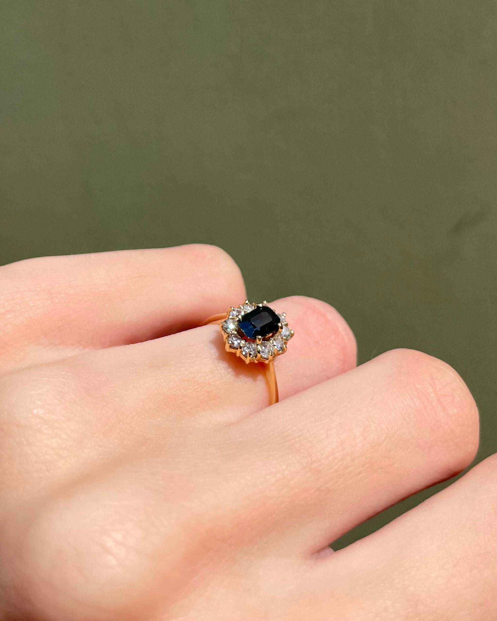 Anillo "Ornelia" con margaritas de zafiro y diamantes
