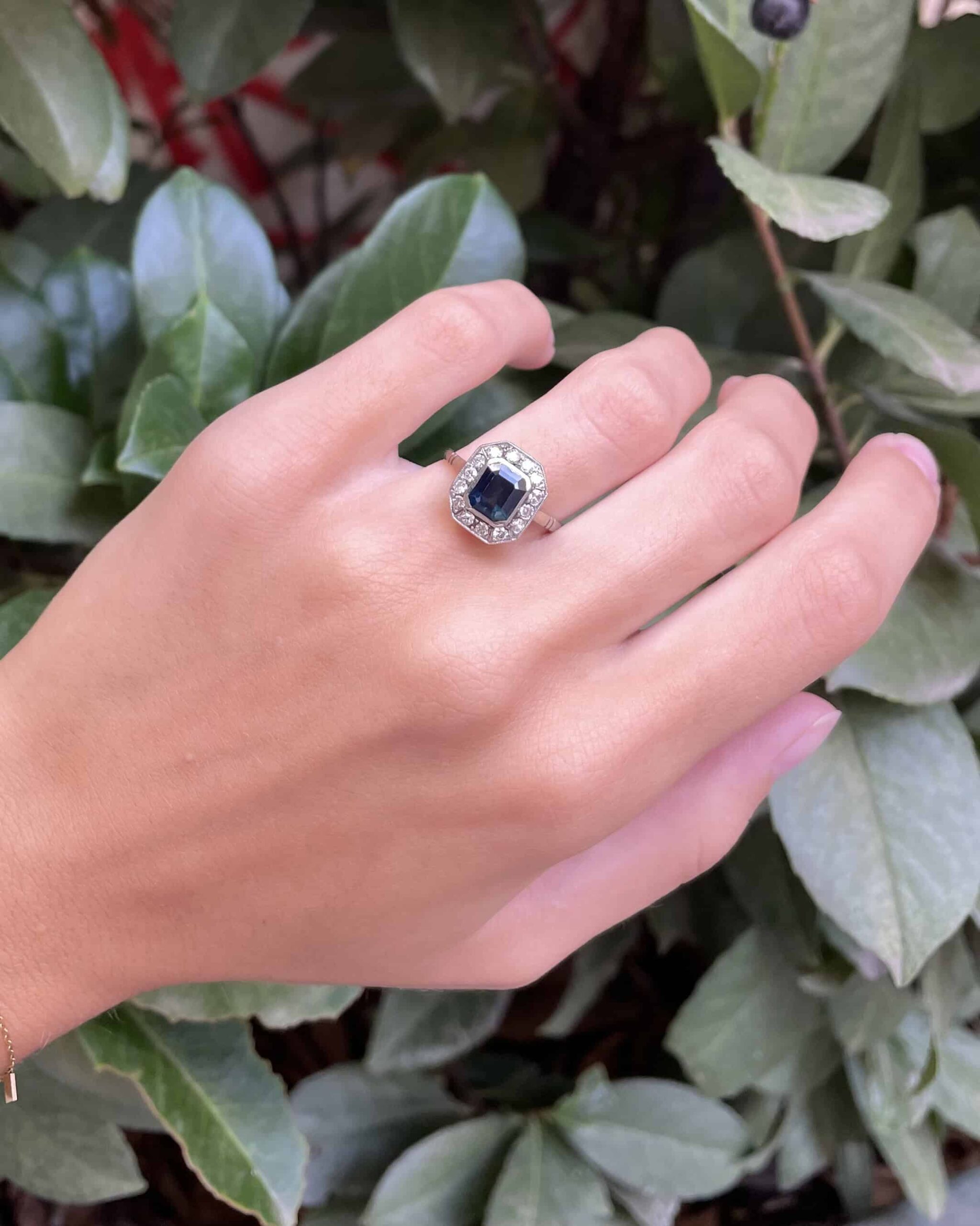 Bague Art-Déco Saphir 1.90 carat & 14 Diamants "Sylvia" - Elliade Paris