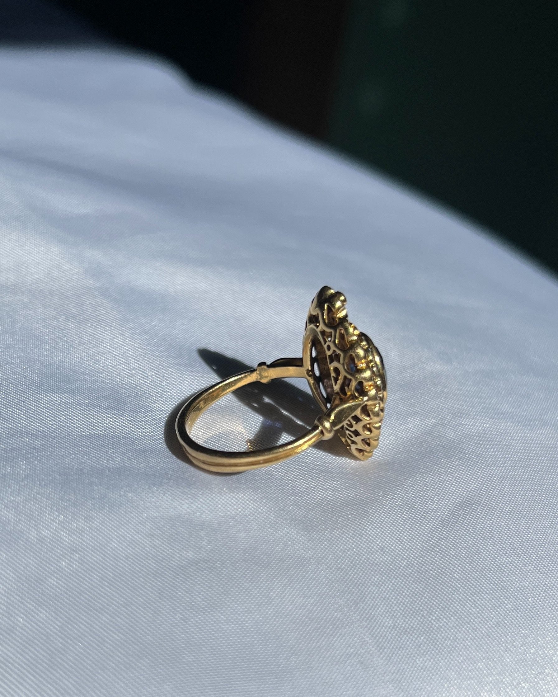 Anillo de margaritas con zafiro y diamantes "Lorraine"