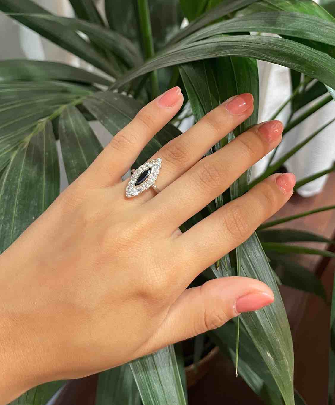 Anillo "Maliha" con zafiro marquesa y diamante de 0,80 quilates