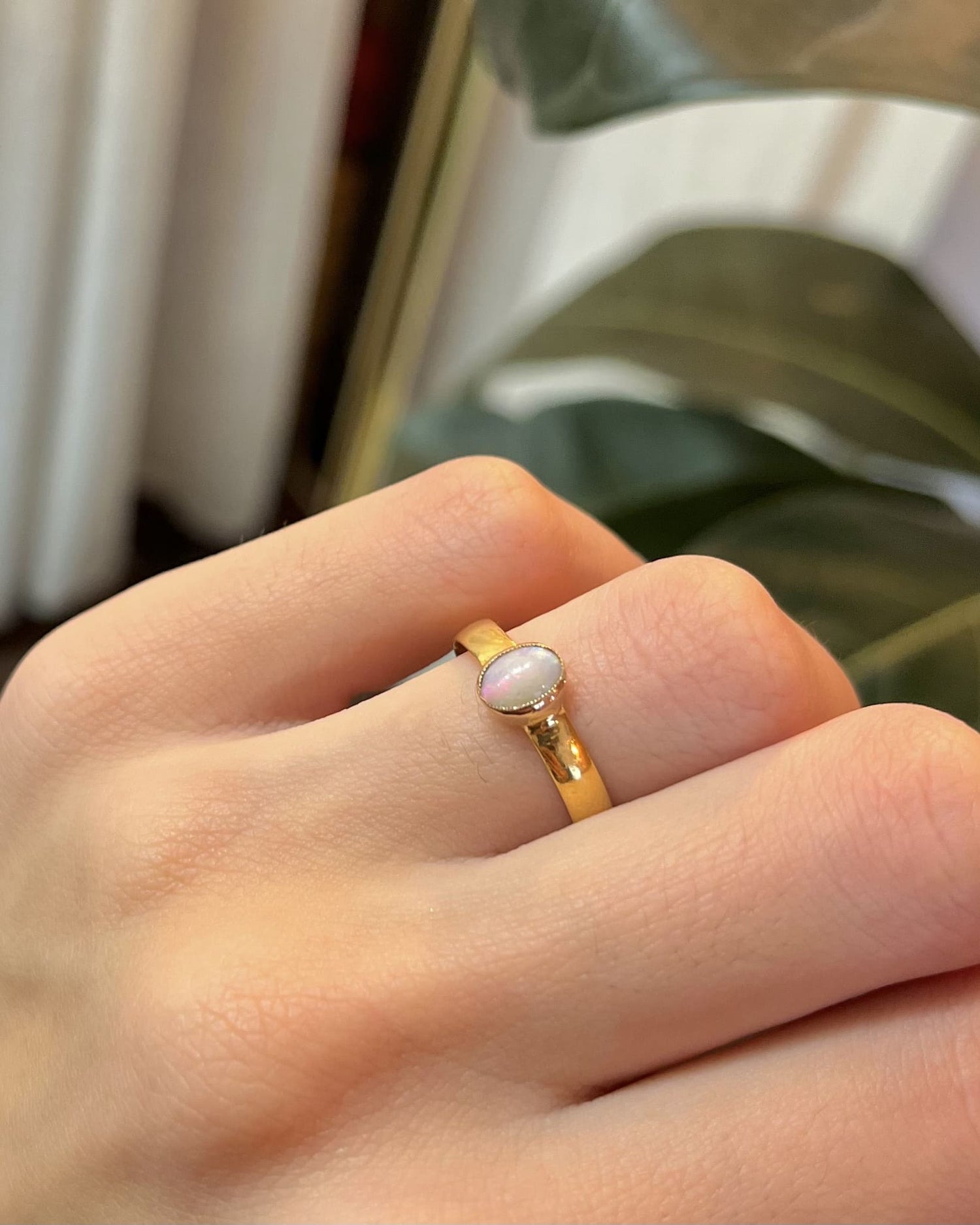 Anillo solitario de ópalo de 0,40 quilates "Nancy"