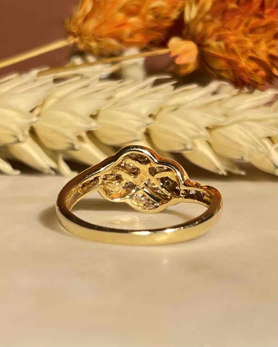 Anillo "Bianca" con 21 diamantes entrelazados