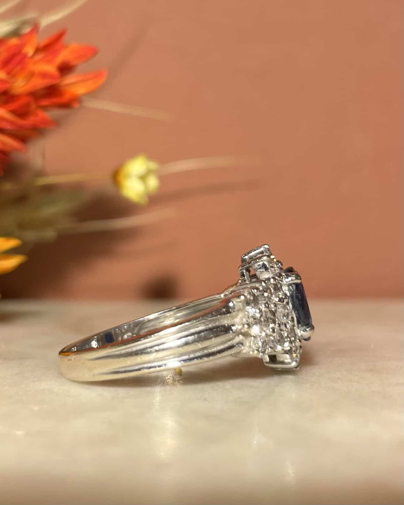 Anillo de río "Jezabel" con zafiro de 0,90 quilates y 24 diamantes